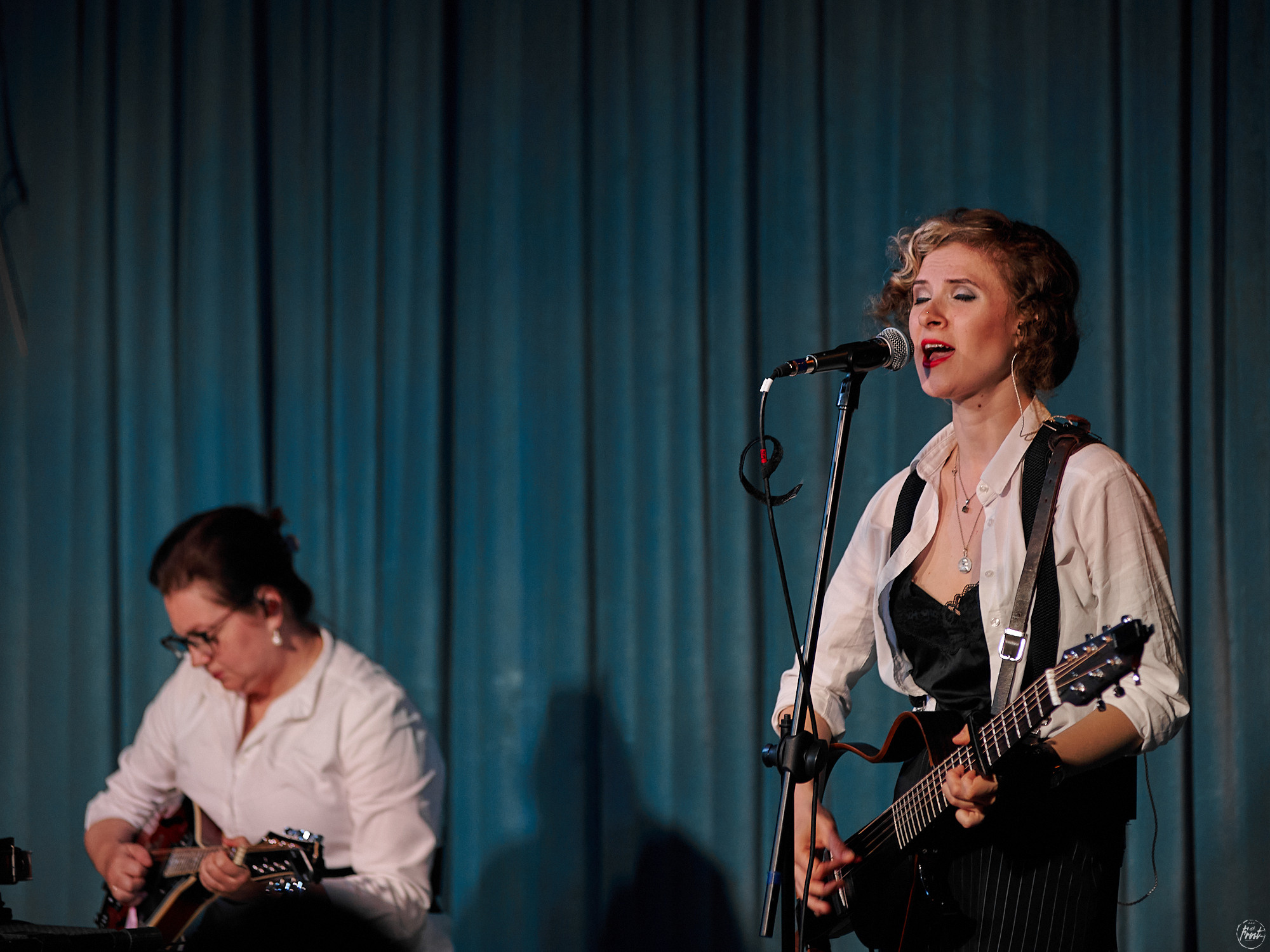 Немного нервно. Фотографии отовсюду и обо всем