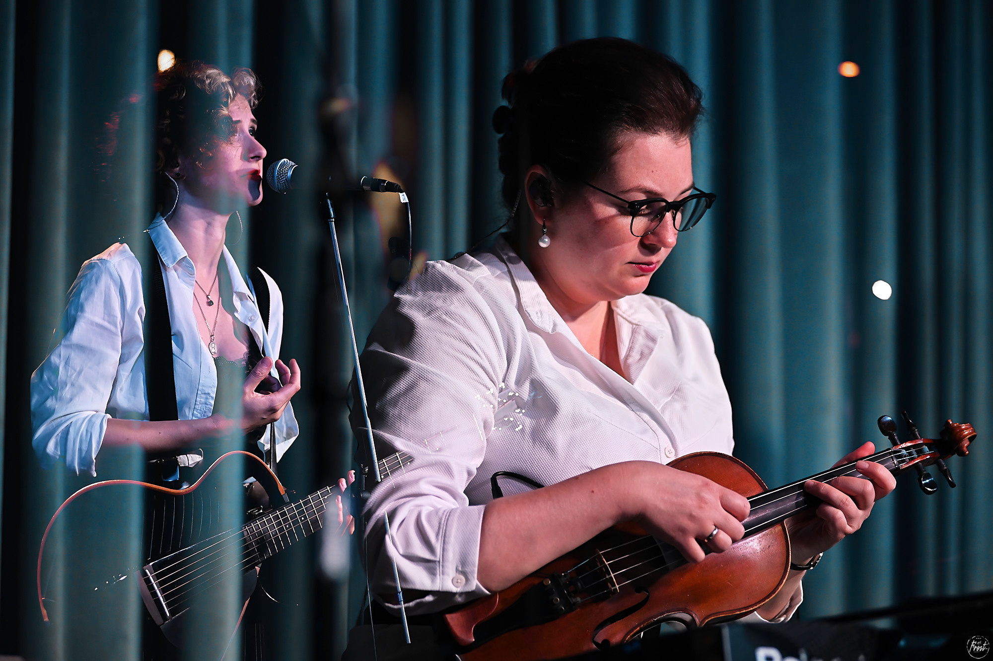 Немного нервно. Фотографии отовсюду и обо всем