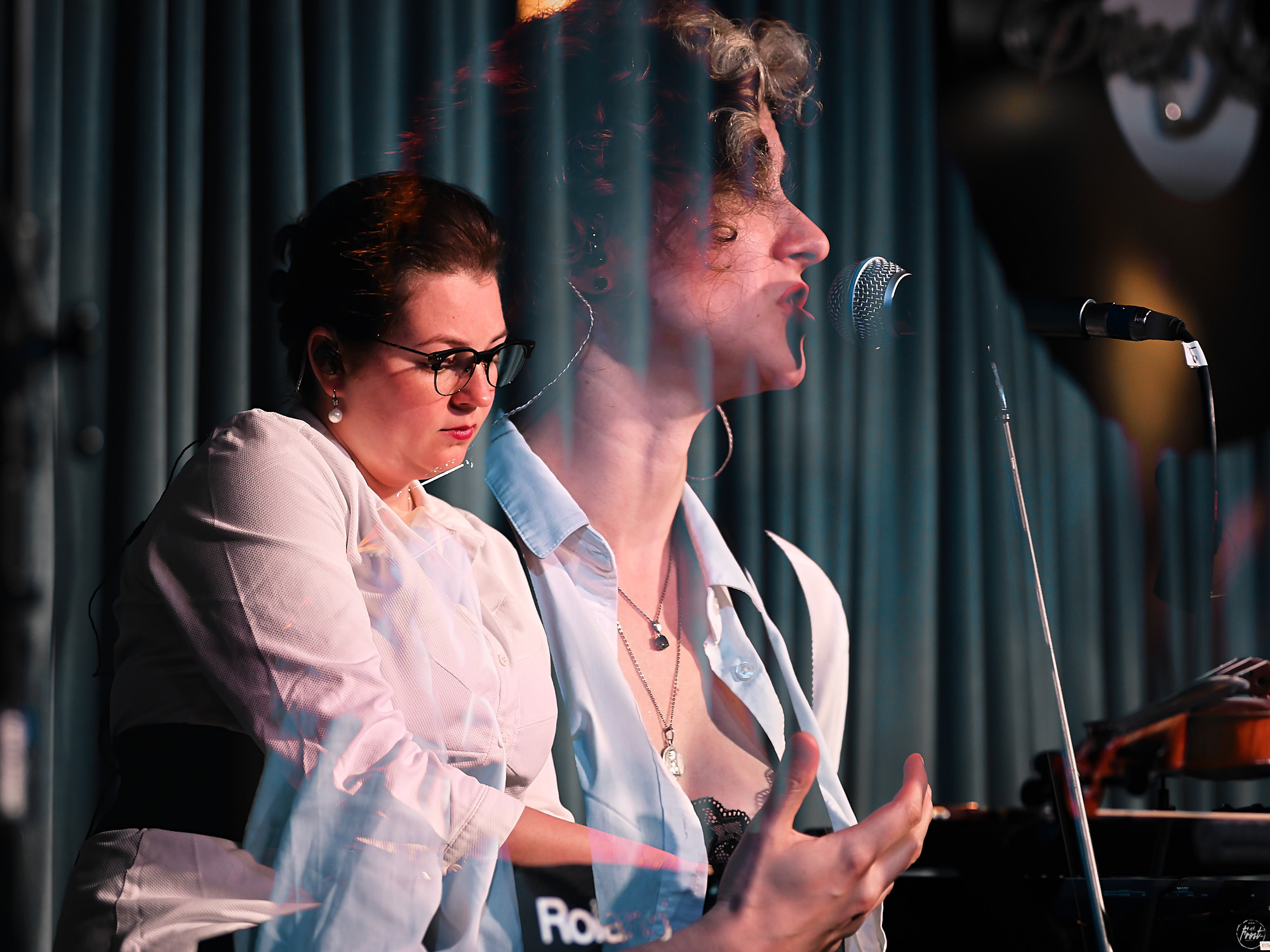 Немного нервно. Фотографии отовсюду и обо всем