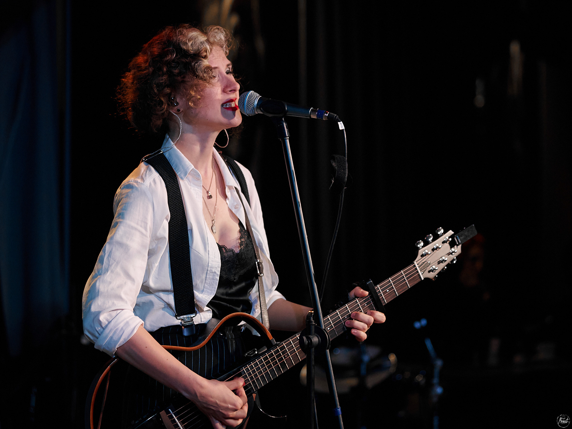 Немного нервно. Фотографии отовсюду и обо всем