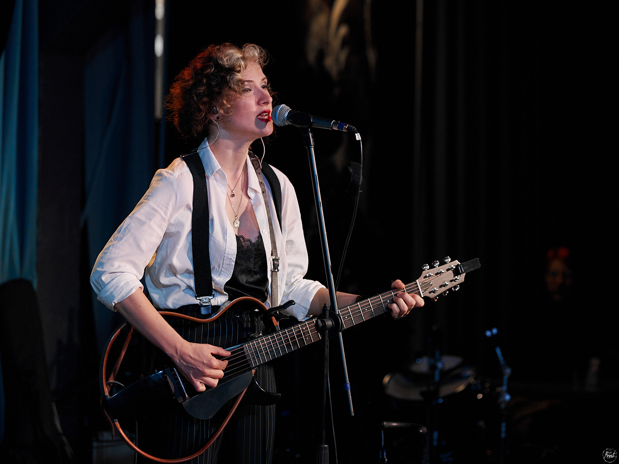 Немного нервно. Фотографии отовсюду и обо всем