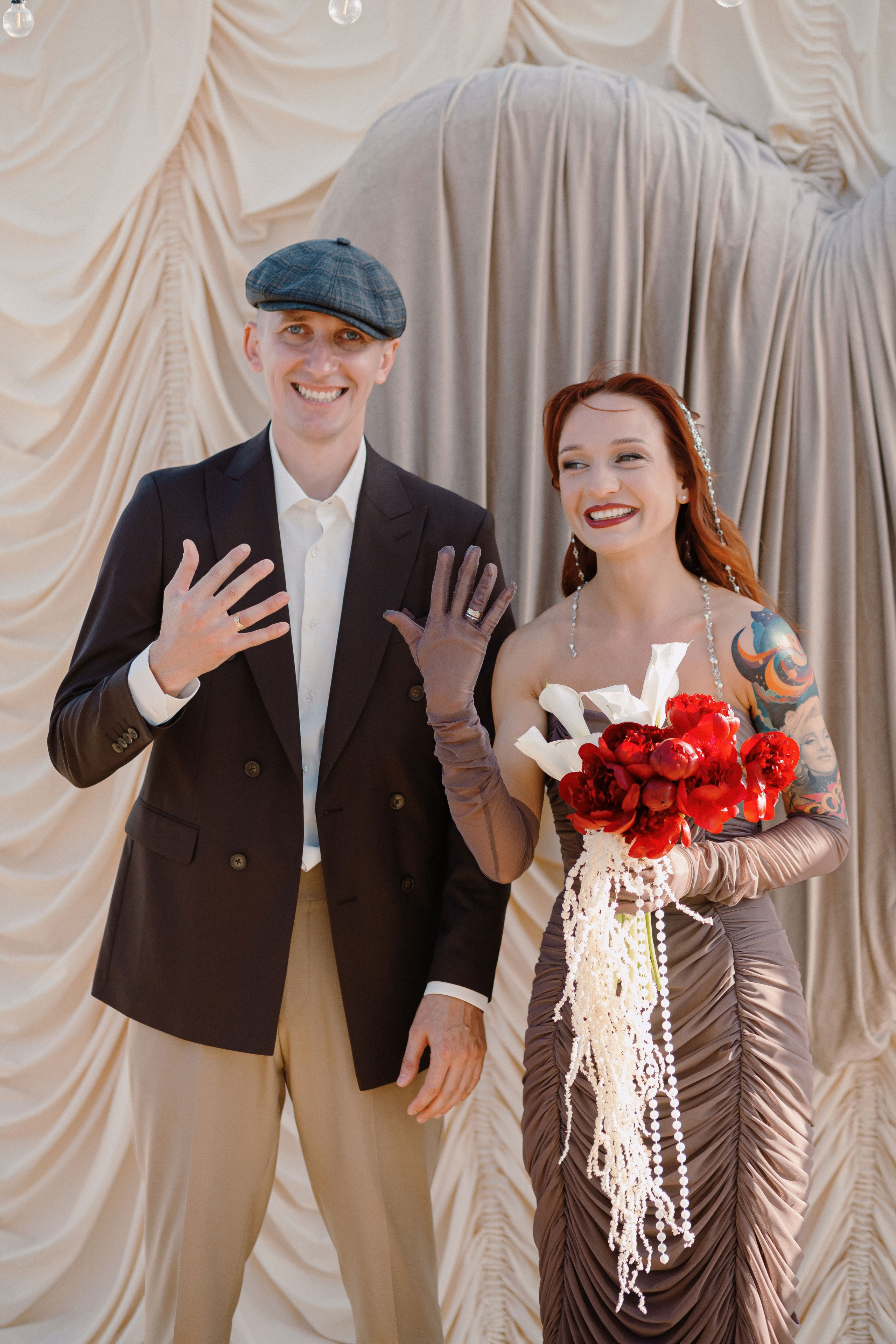 Молодожёны показывают обручальные кольца, свадебная церемония Валентина и Алины, фотограф Таганрог