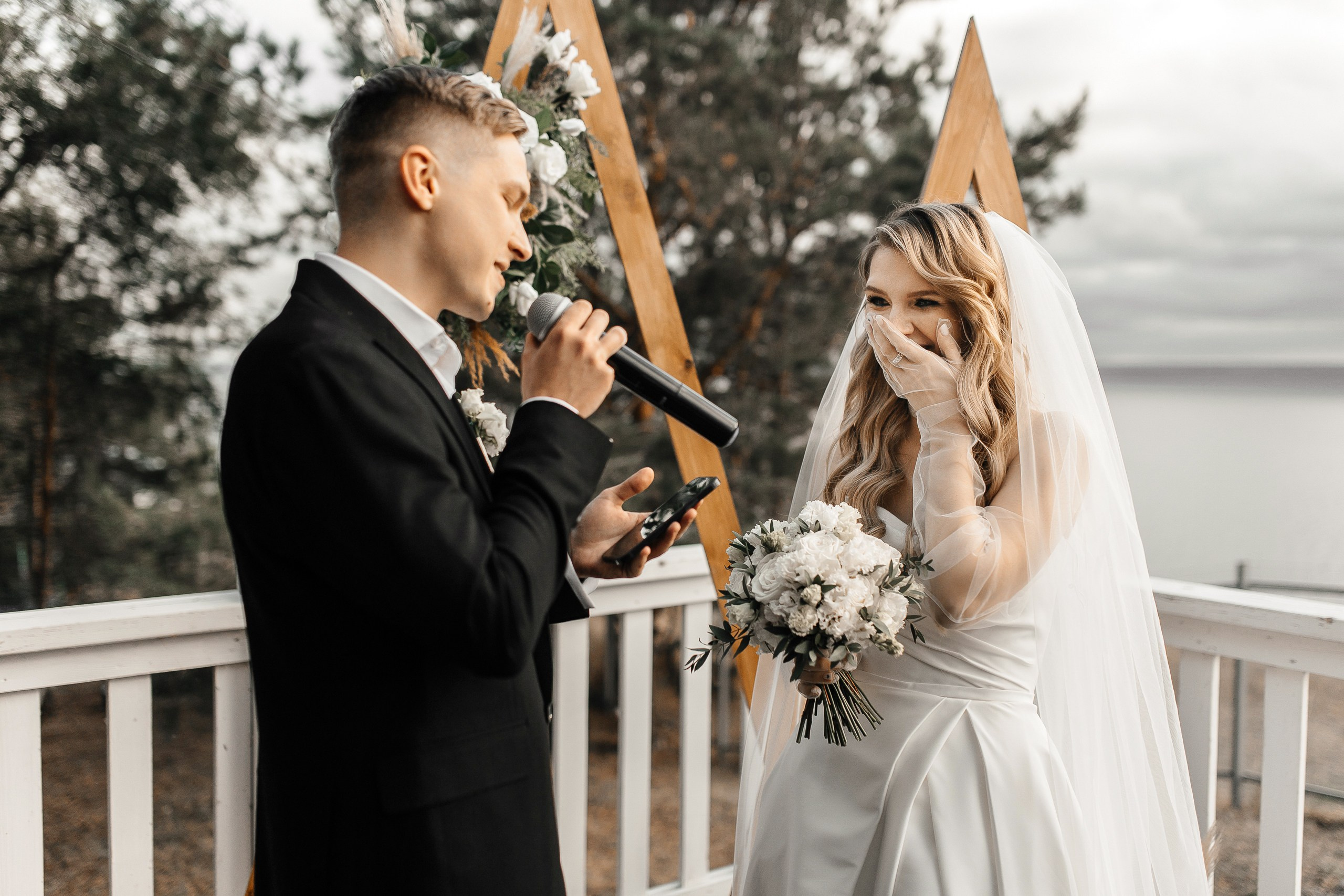 Здравствуйте! Я&nbsp;свадебный фотограф из&nbsp;Ульяновска, работаю в&nbsp;том числе по&nbsp;всей России и&nbsp;с&nbsp;выездом за&nbsp;границу. Снимаю свадьбы, lovestory, корпоративы, светский репортаж. Провожу обучение по&nbsp;фотографии, мастер-классы и&nbsp;воркшопы для других фотографов.