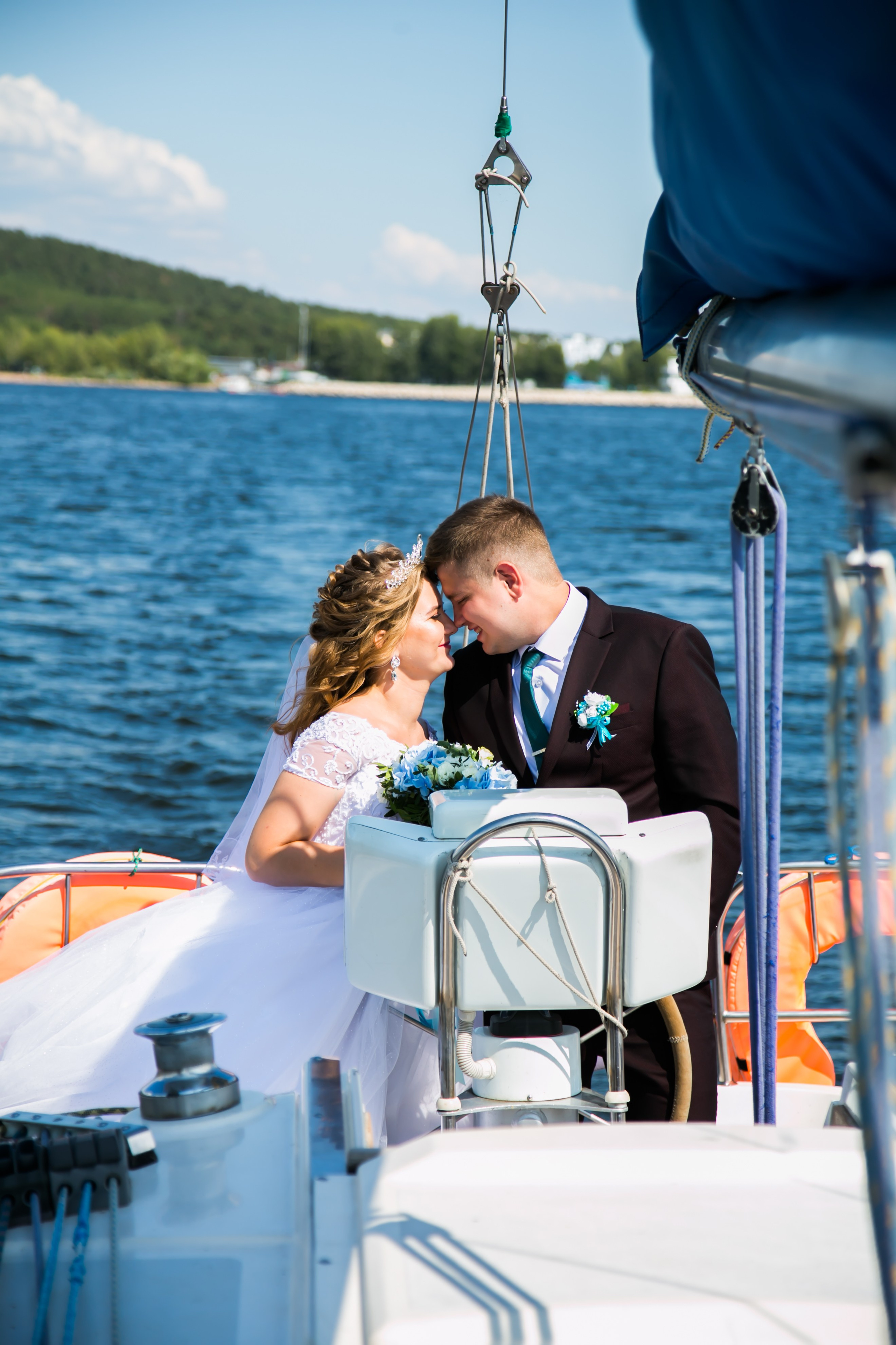 молодожены за штурвалом парусной яхты в акватории Жигулевского моря