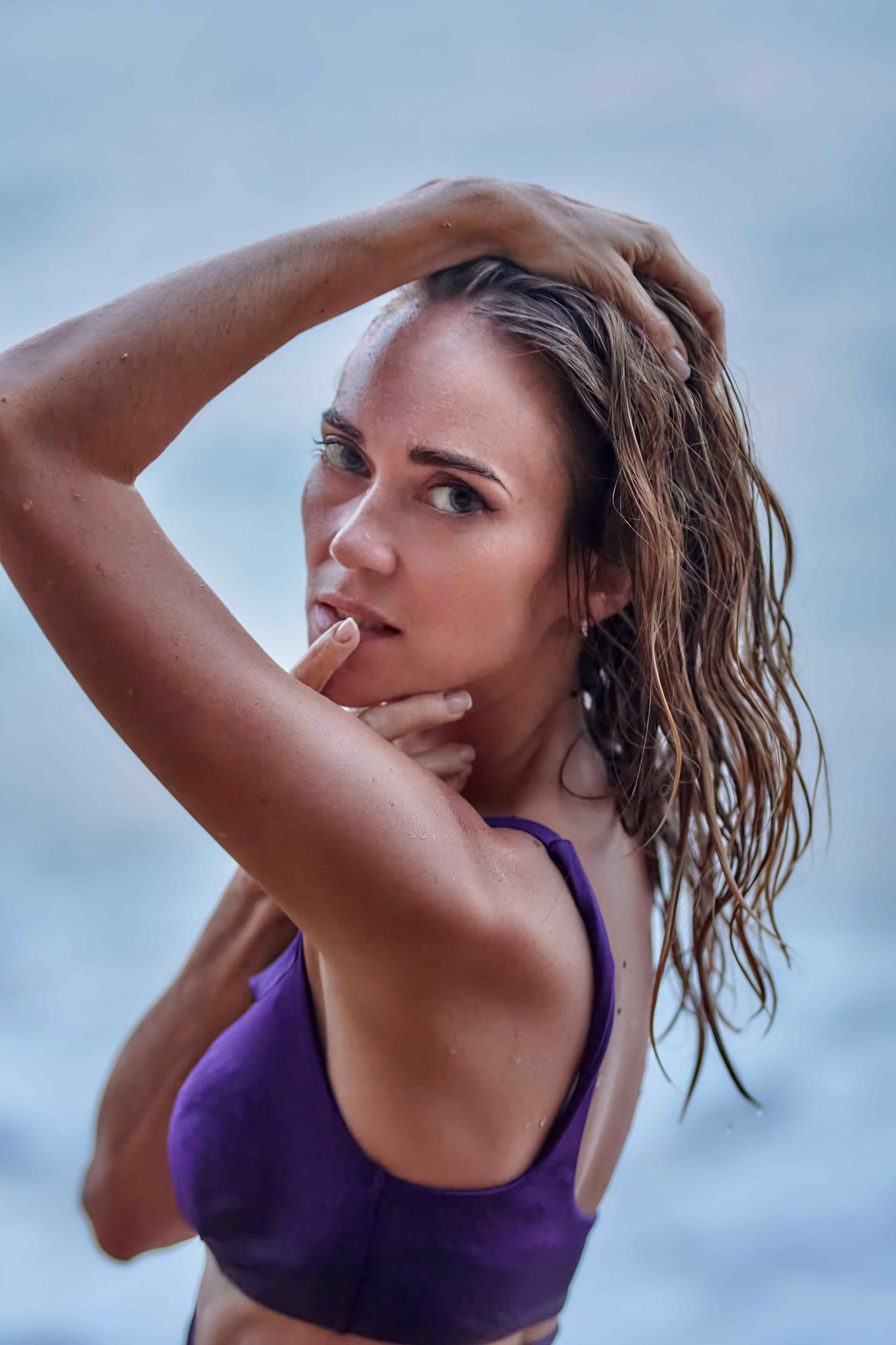 Женская индивидуальная фотосессия в Будве — старый город, пляж Могрен и яхты | Разные образы за одну съёмку