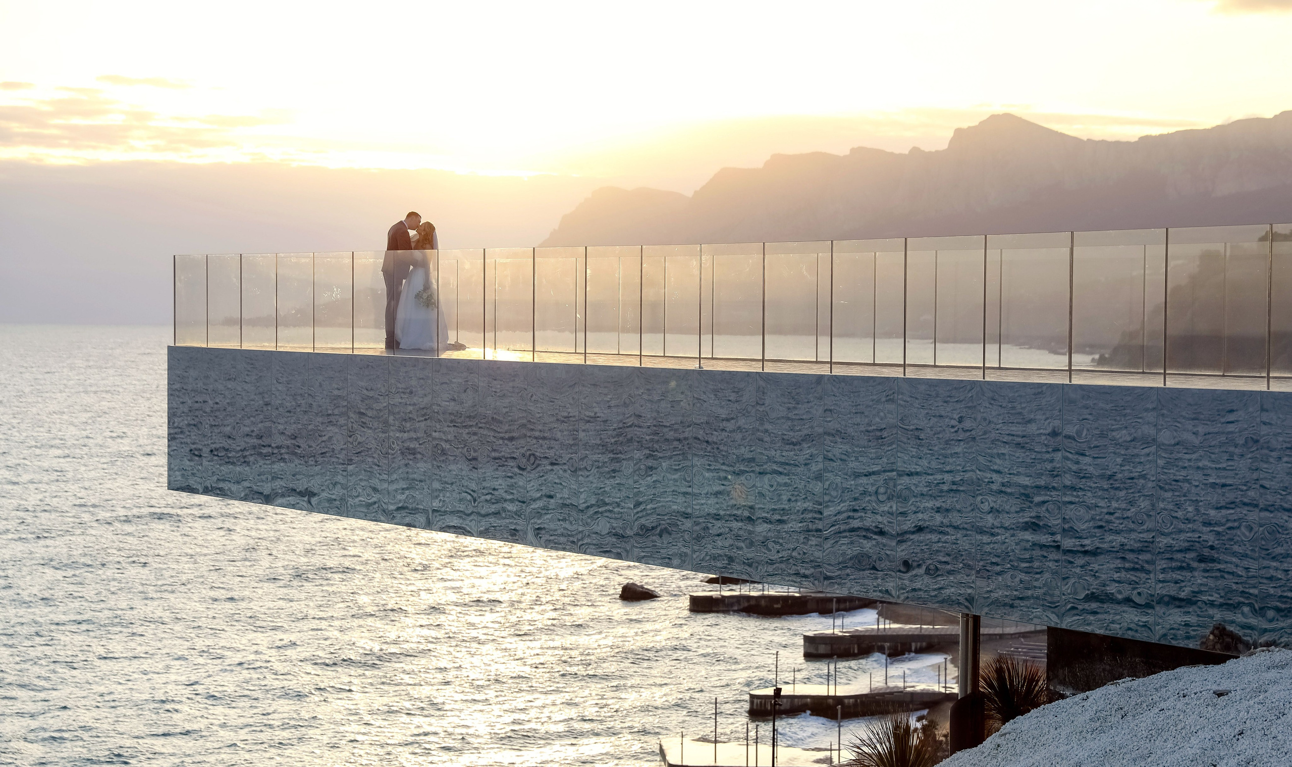Подвесной мост в отеле Мрия в Крыму на закате
