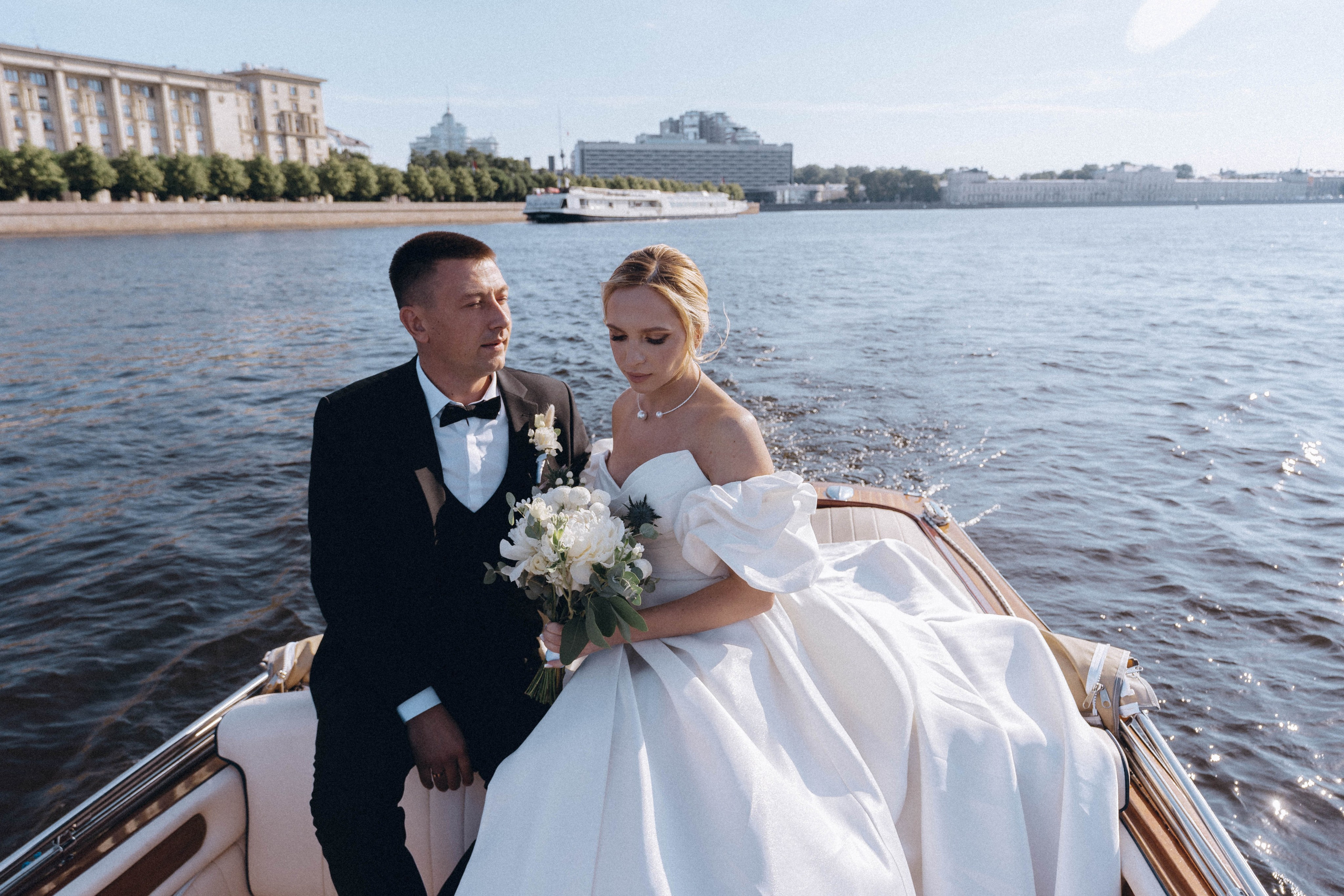 СВАДЕНБНАЯ СЬЕМКА НА КАТЕРЕ ПО КАНАЛАМ САНКТ-ПЕТЕРБУРГА И В АКВАТОРИИ НЕВЫ. Профессиональный фотограф, Санкт-Петербург — Виктория Богомолова