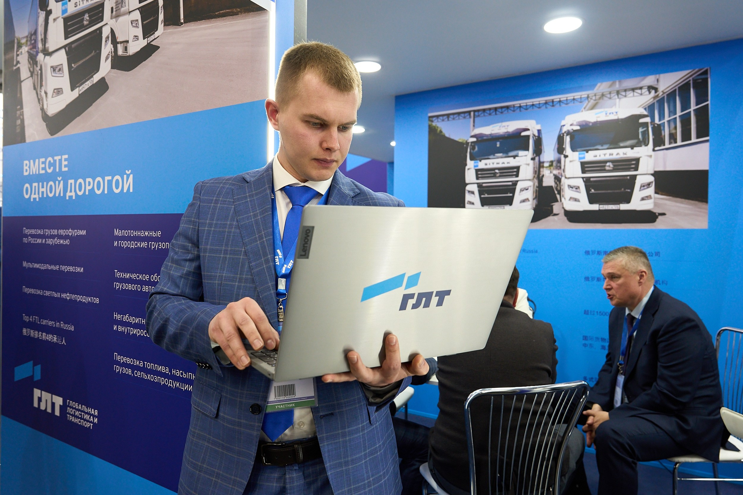 менеджер работает на выставке 