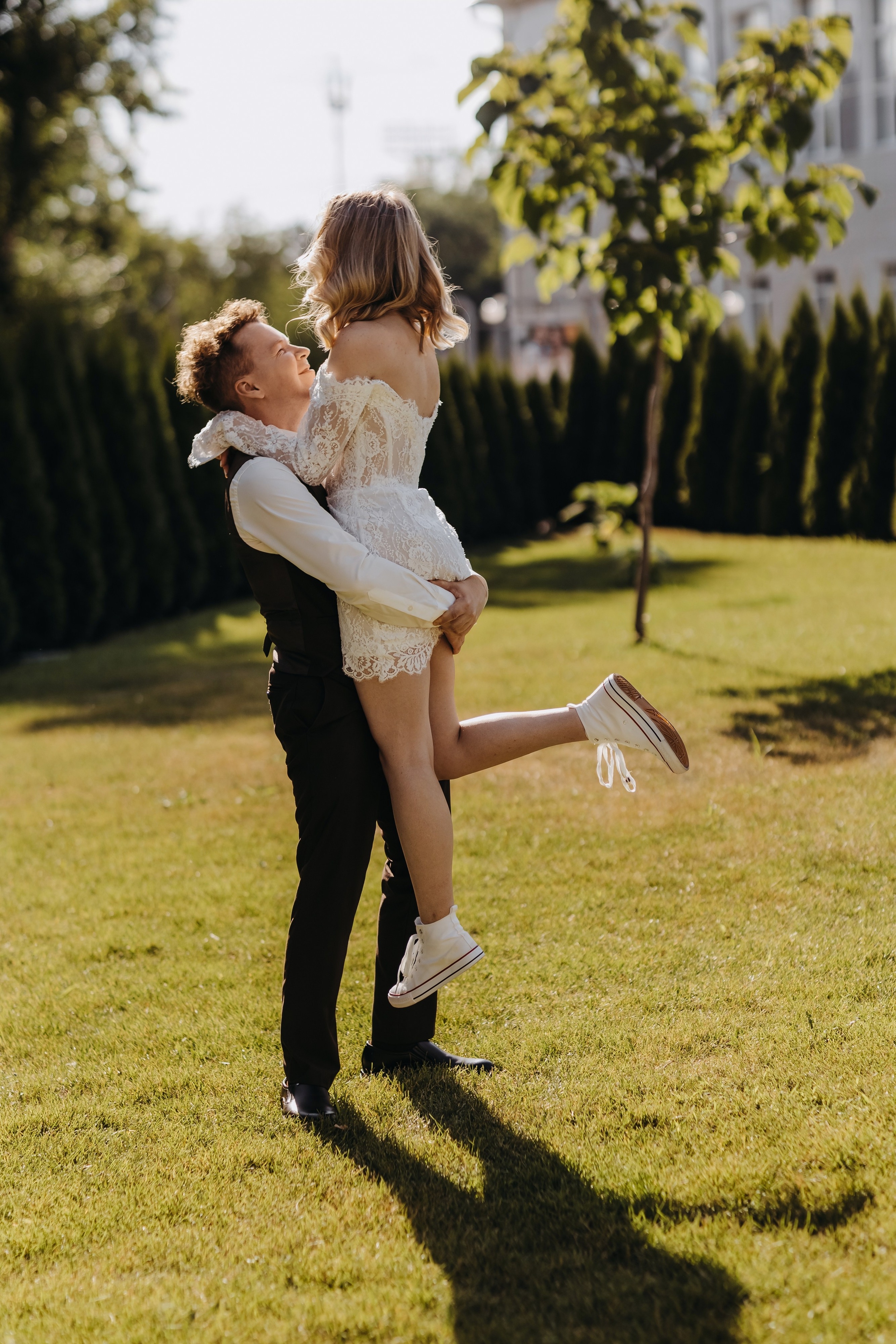 Невеста и жених на фоне цветущего сада