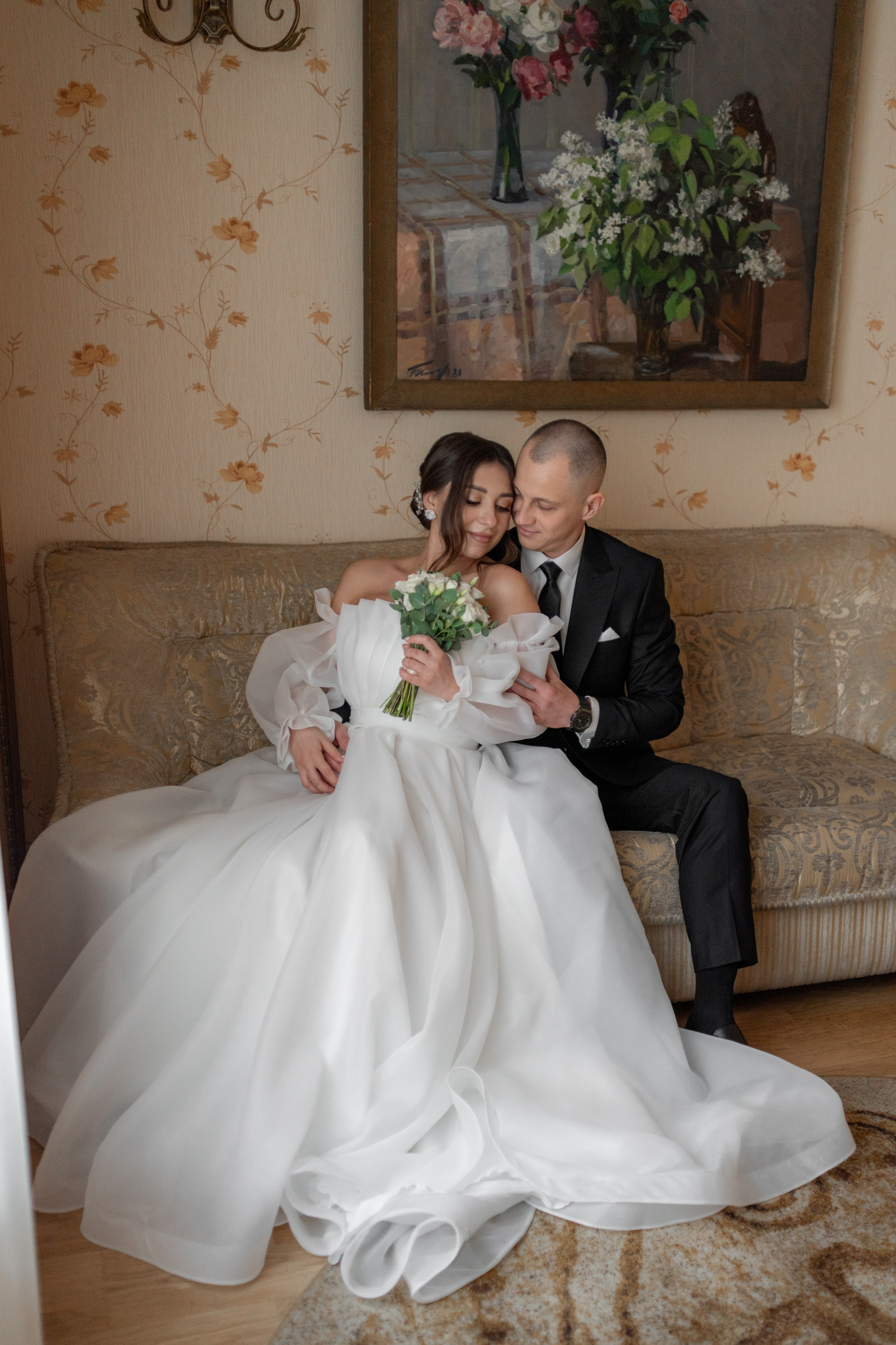 жених и невеста в комнате ожидания в загсе адмиралтейского района города Санкт-Петербурга