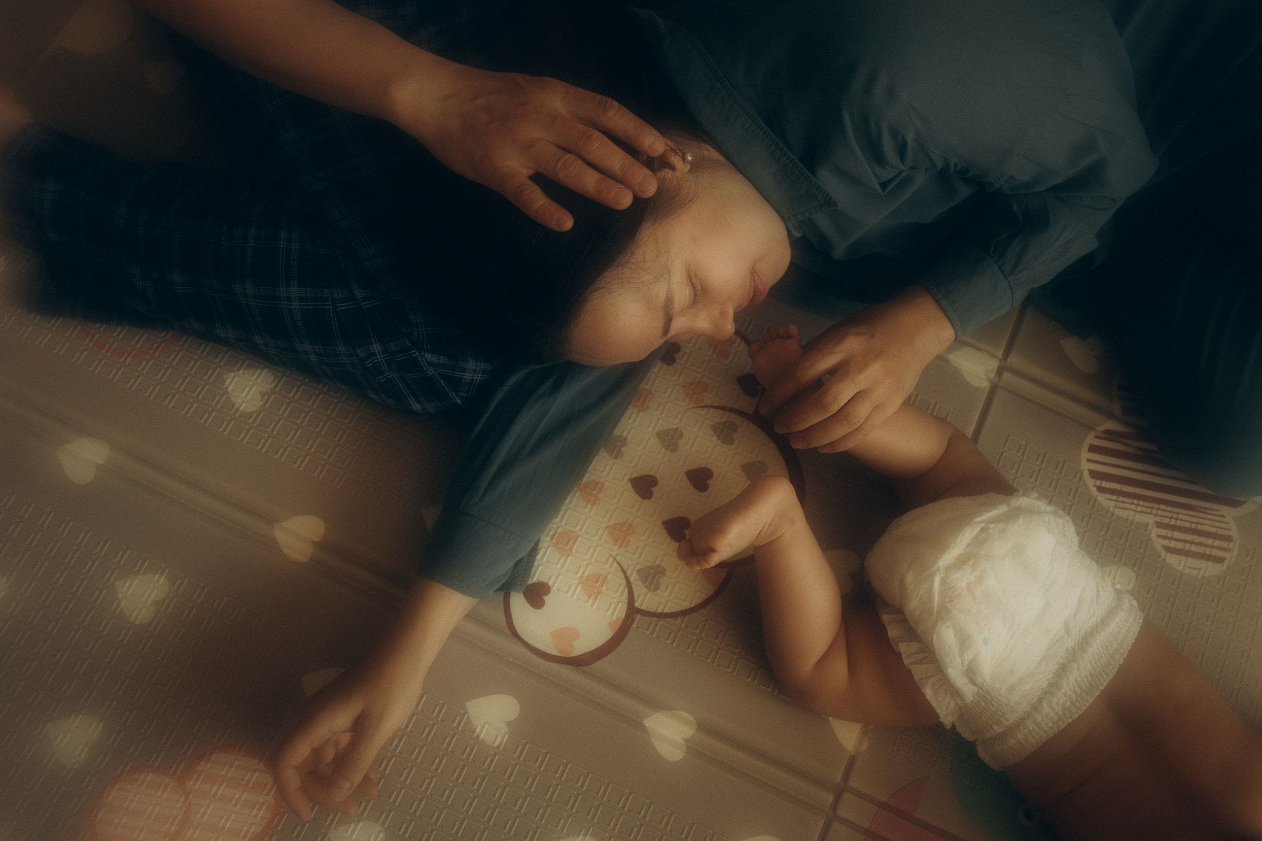 У Поли есть попугай Кеша, а ещё любящие мама с папой. Семейный фотограф Новосибирск Фотограф на выписку Новосибирск