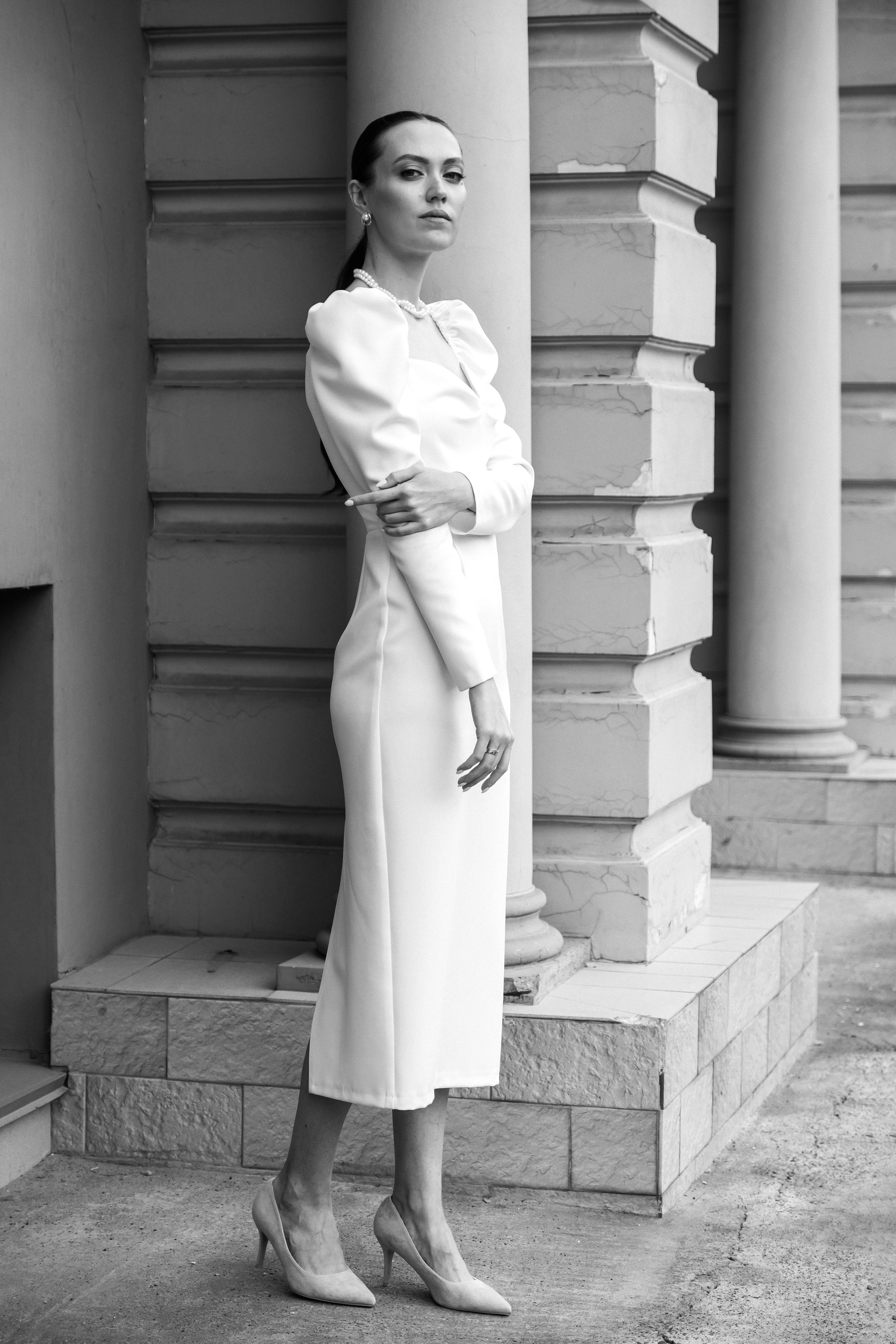 невеста в полный рост в платье футляр с гладким хвостом