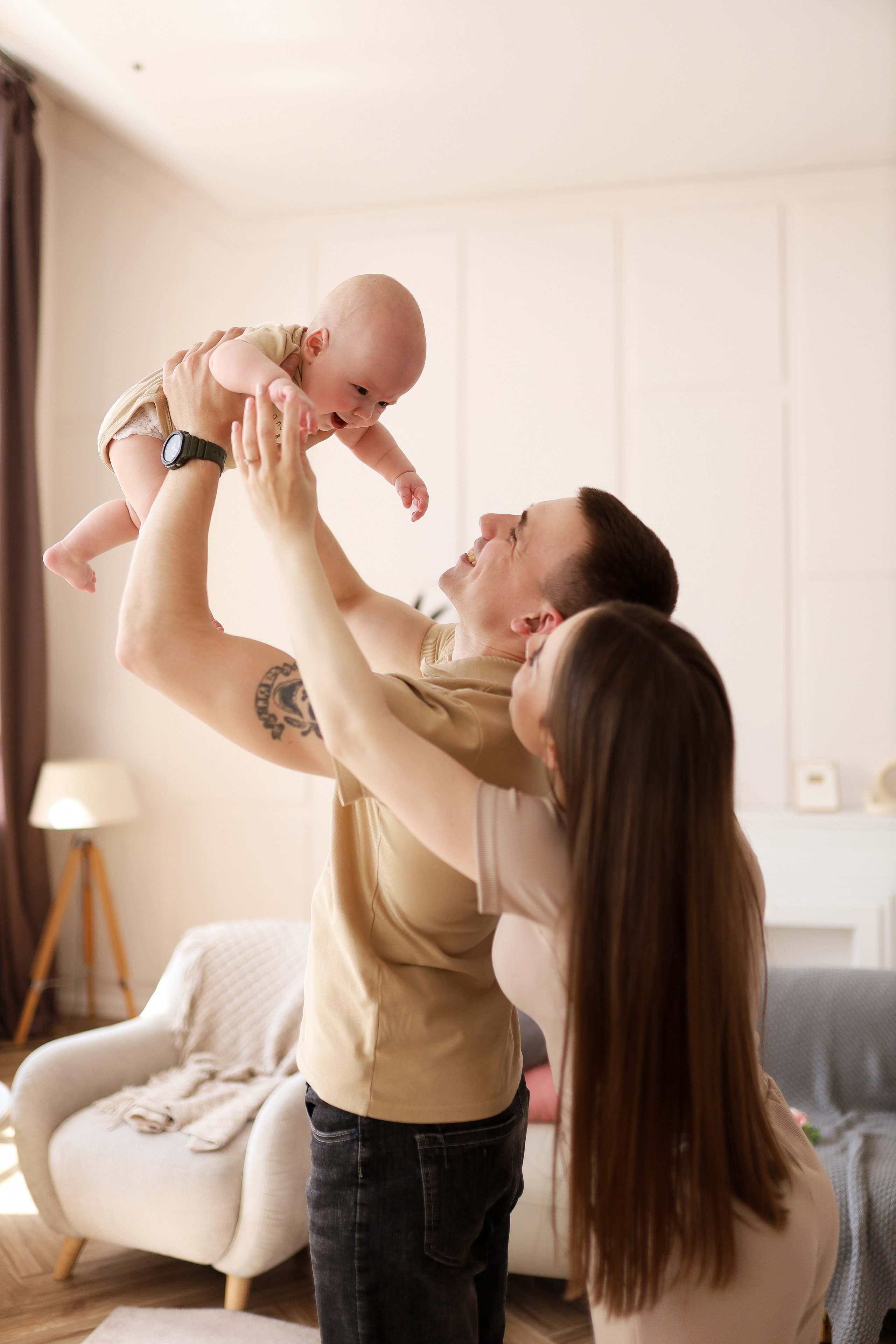 Семейная съёмка в белом зале. ФОТОГРАФ ХАБАРОВСК АНАСТАСИЯ РАЧЕНКОВА
