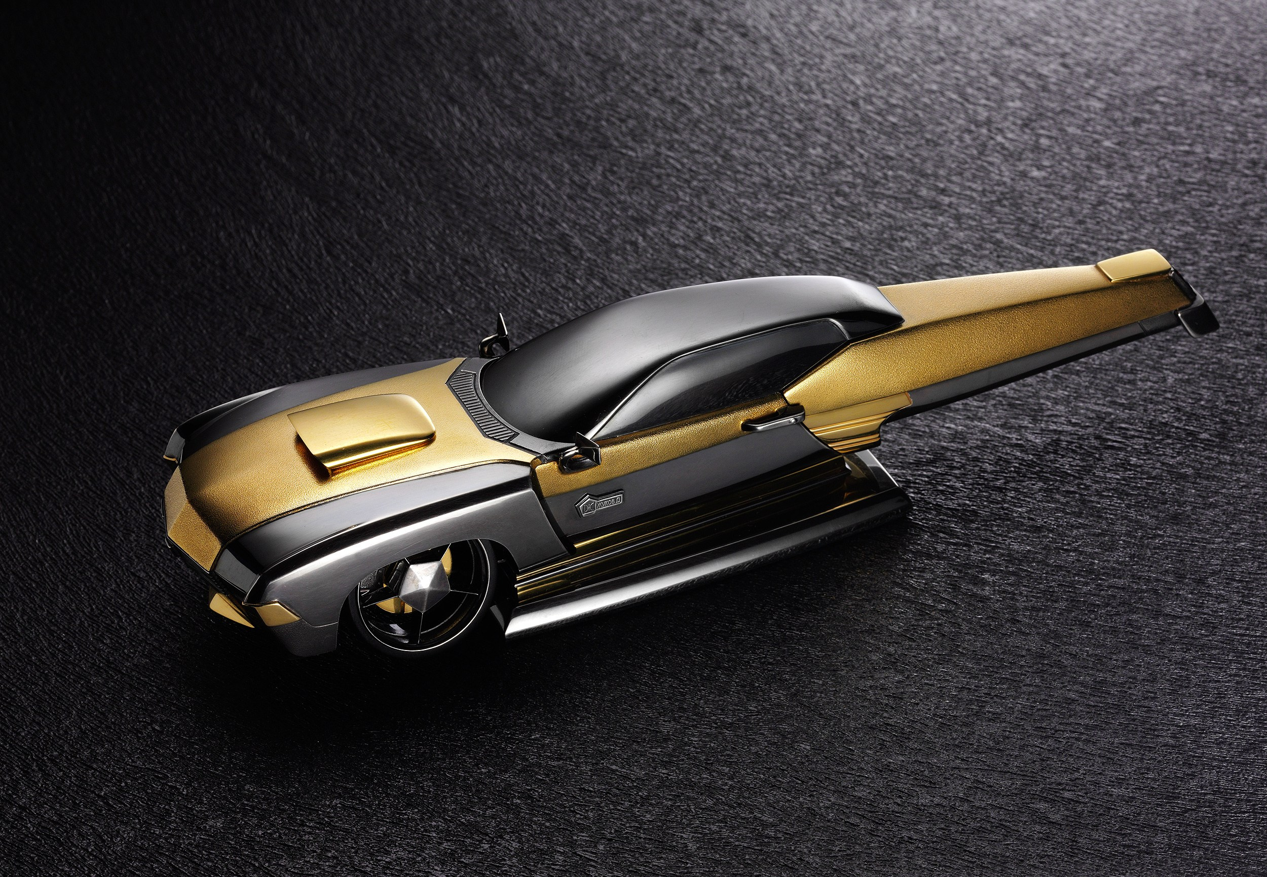 Изделия из драгоценных металлов. Предметная фотосъемка антиквариата, ювелирных украшений, камнерезных изделий, картин, предметов искусства и коллекционных предметов