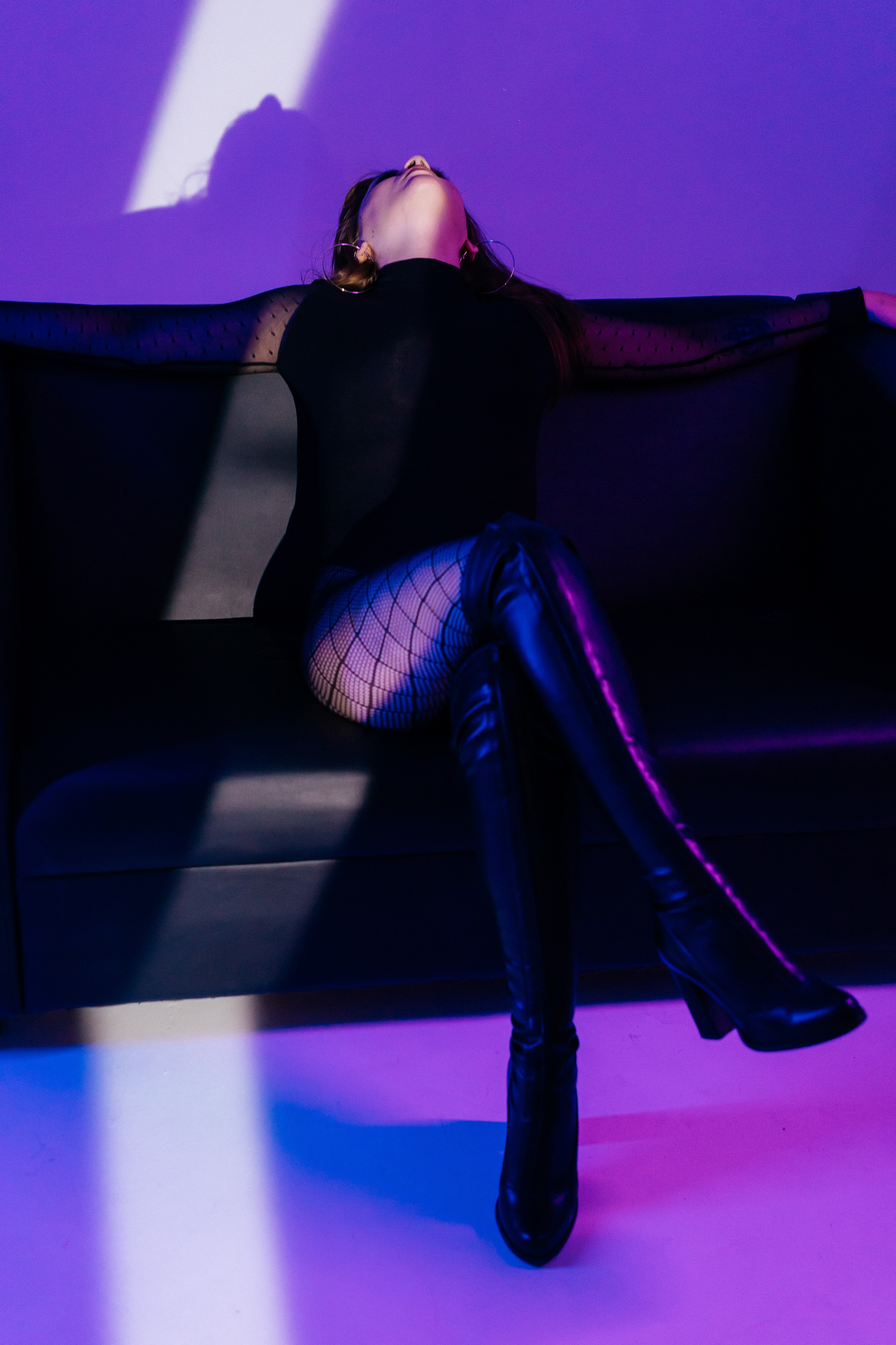 Фотосессия в неоновом свете в фотостудии. Фотограф и видеограф Смоленск | Студия Цезарь