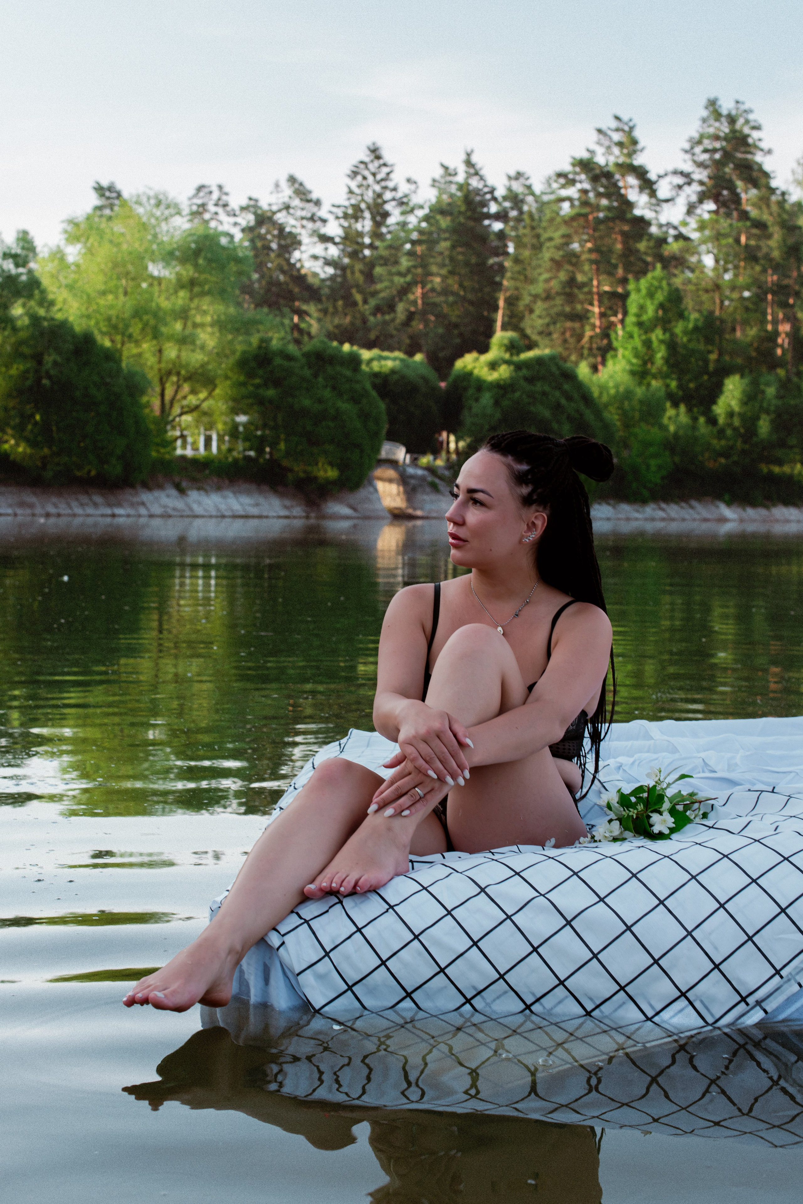 Анастасия на водоеме. Женский фотограф в Москве и МО