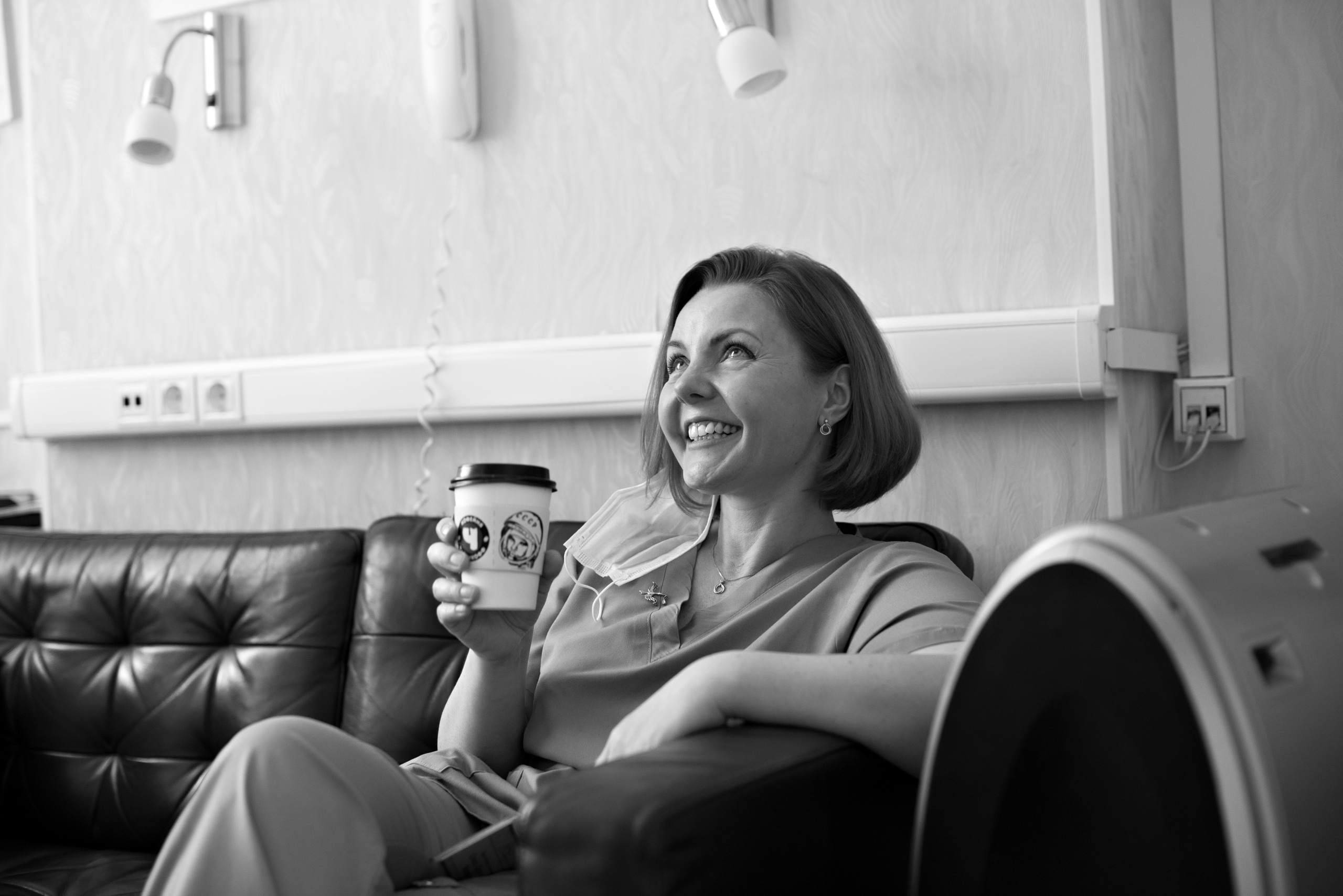 Чай или кофе? – КофеКниги или кино? – КнигиПлатье или брюки? – ПлатьеШпильки или кроссовки? – КроссовкиЕР или КС? – ЕРКрасная или синяя? – Зелёная (смеётся)Партнёрские или с доулой? – Смотря с какой доулой.