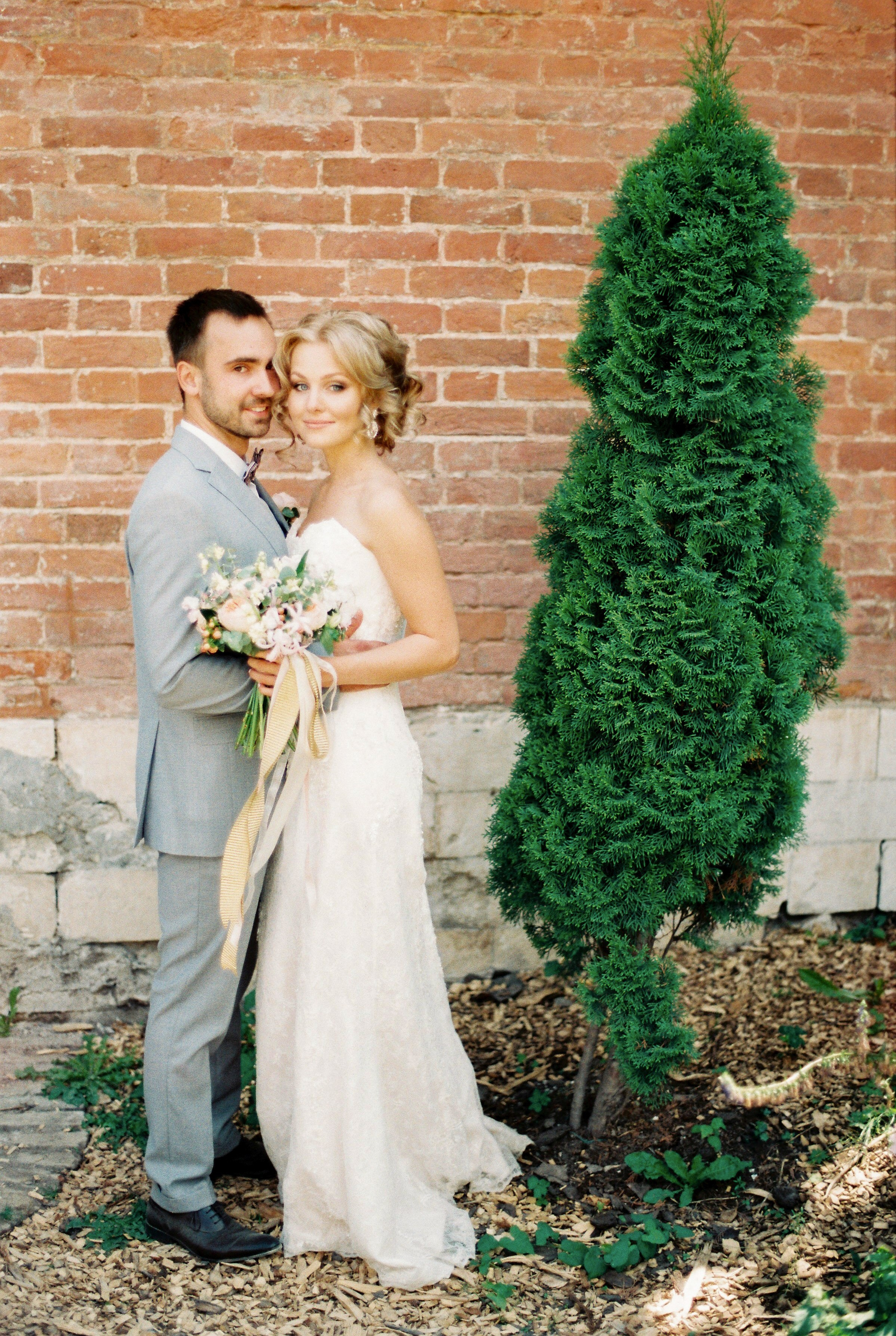 Свадебная прогулка на плёнку в Аптекарском огороде, свадебный фотограф Москва