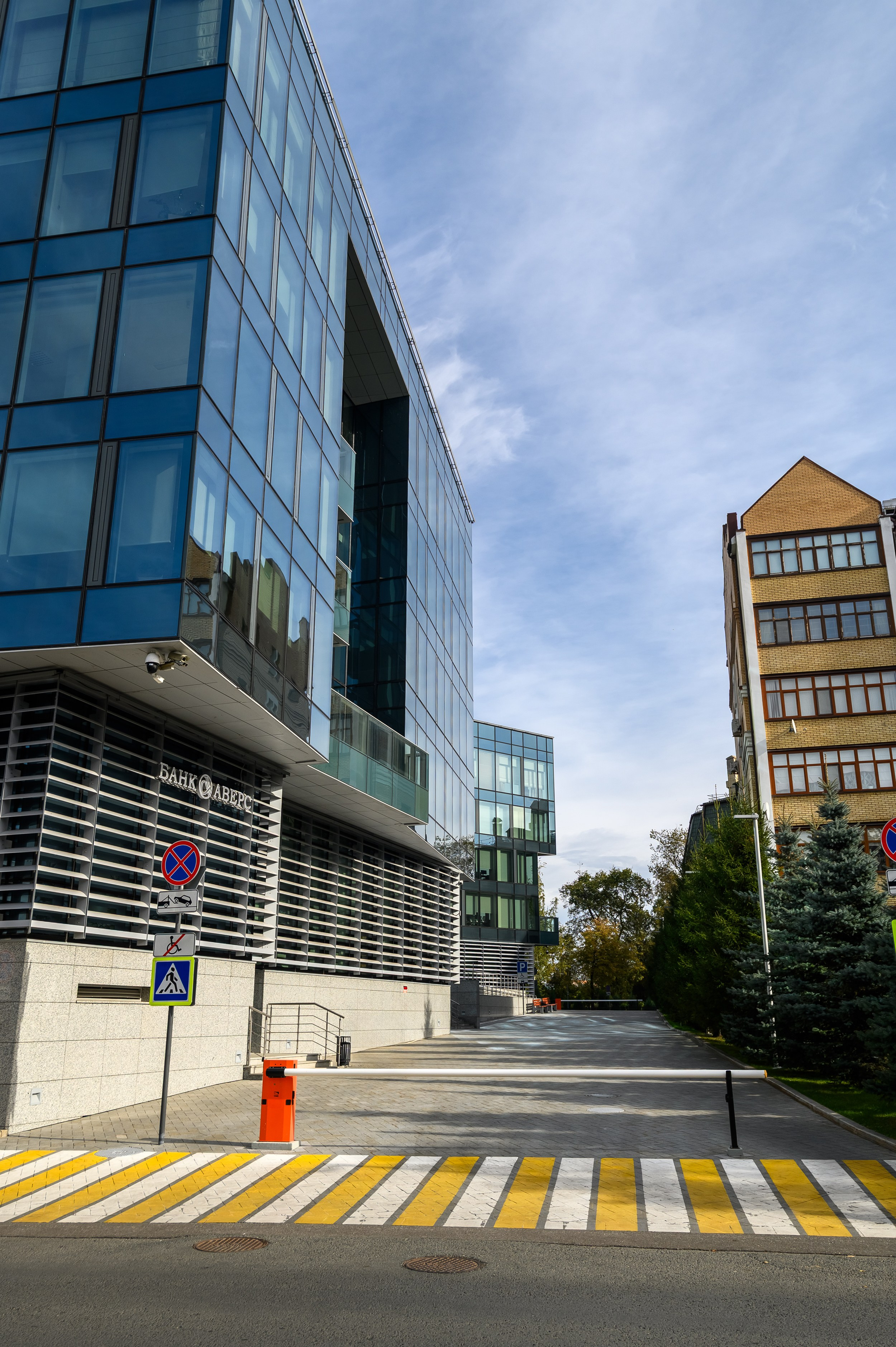 Стеклянные фасады бизнес-центра в Казани создают отражения и глубину, усиливающие выразительность портретных кадров