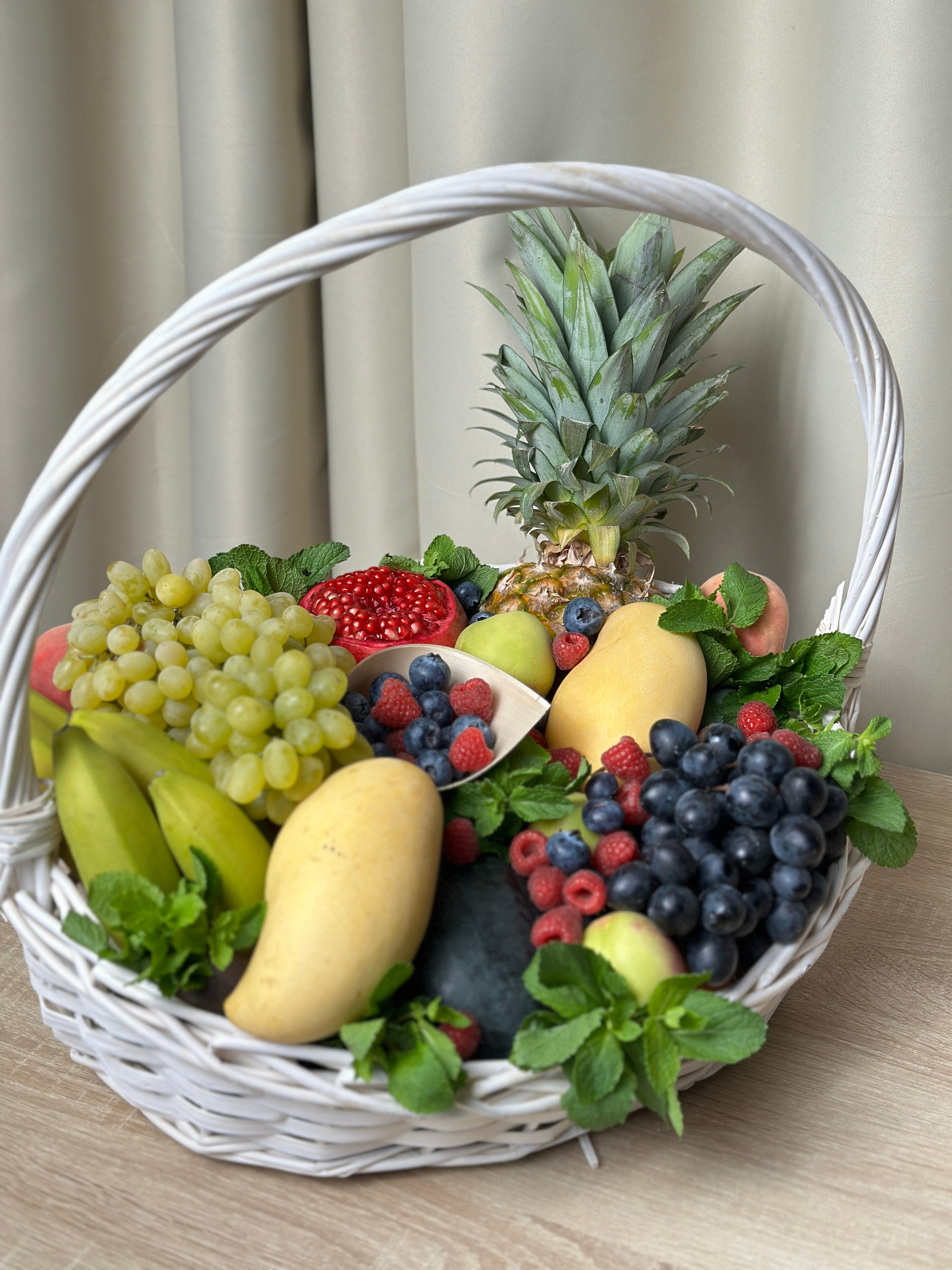 Корзины. Выездной кейтеринг, съедобные букеты, торты и сладости на заказ