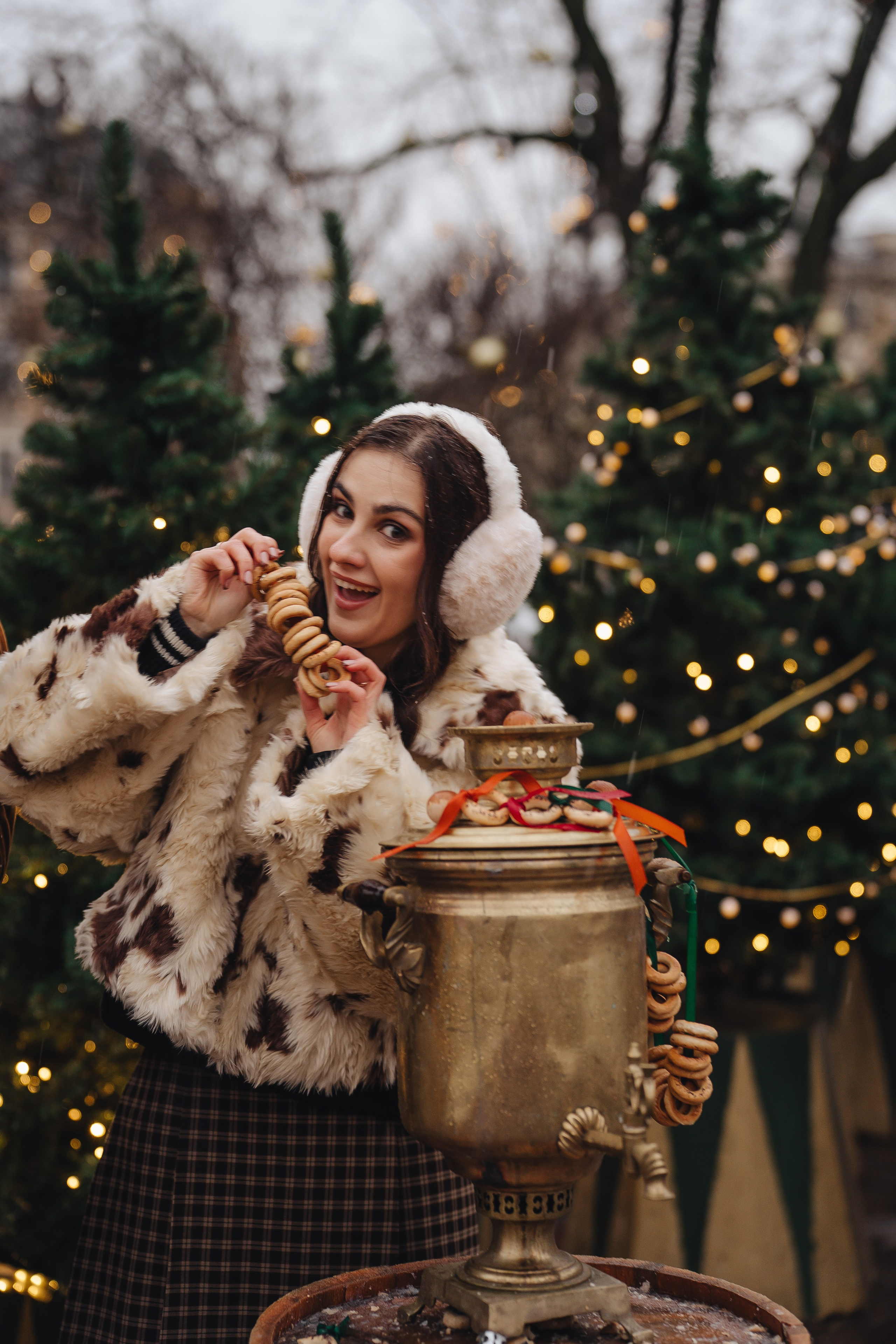 ПРОГУЛКА НА МАНЕЖНОЙ ПЛОЩАДИ ДЛЯ ДЕВУШКИ ПЕРЕД НОВЫМ ГОДОМ (НОВОГОДНЯЯ ФОТОСЕССИИЯ НА МАНЕЖНОЙ ПЛОЩАДИ). Профессиональный фотограф, Санкт-Петербург — Виктория Богомолова