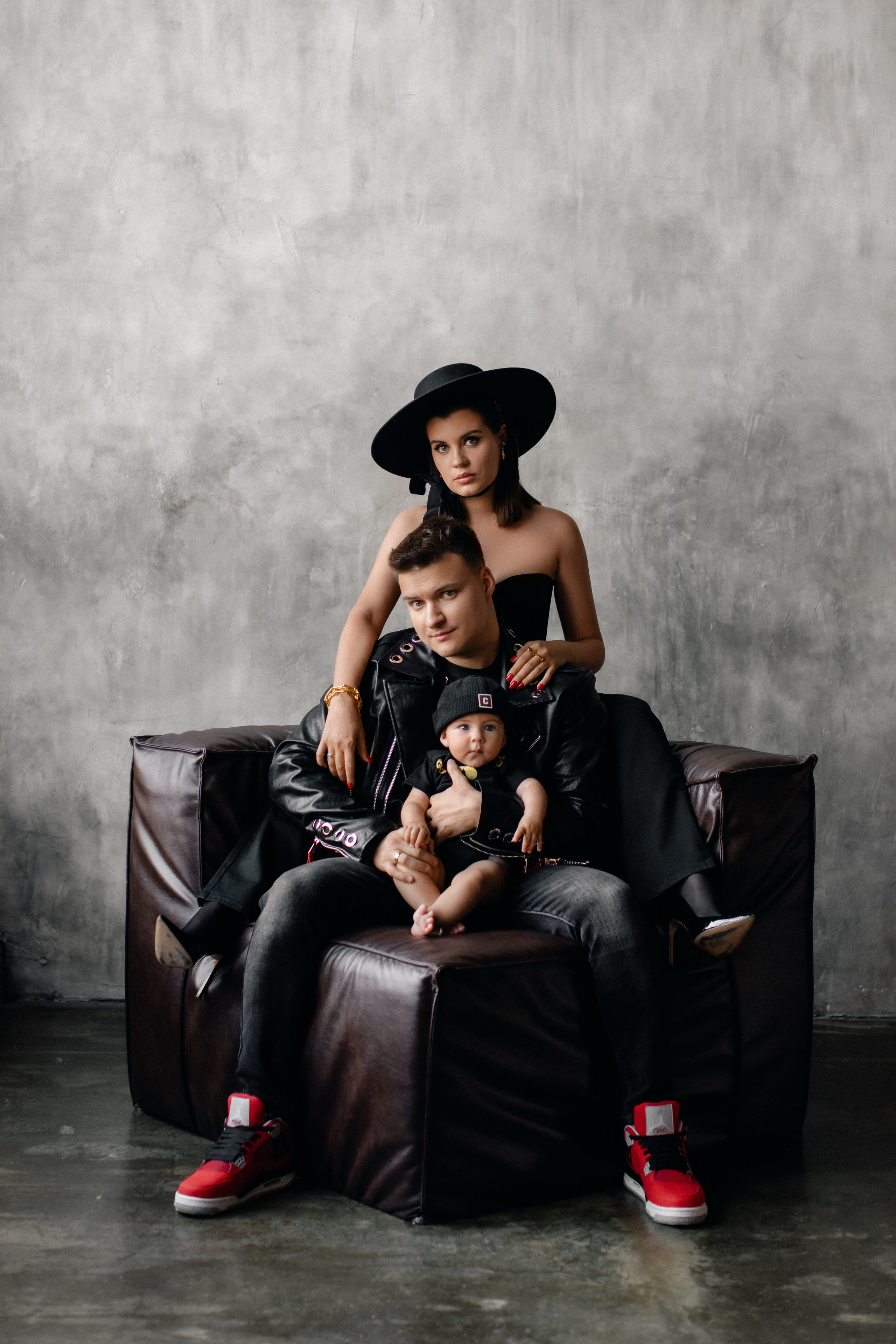 Мартину полгода. Семейная фотосессия в темной студии. Фотограф в Москве Ольга Сатони