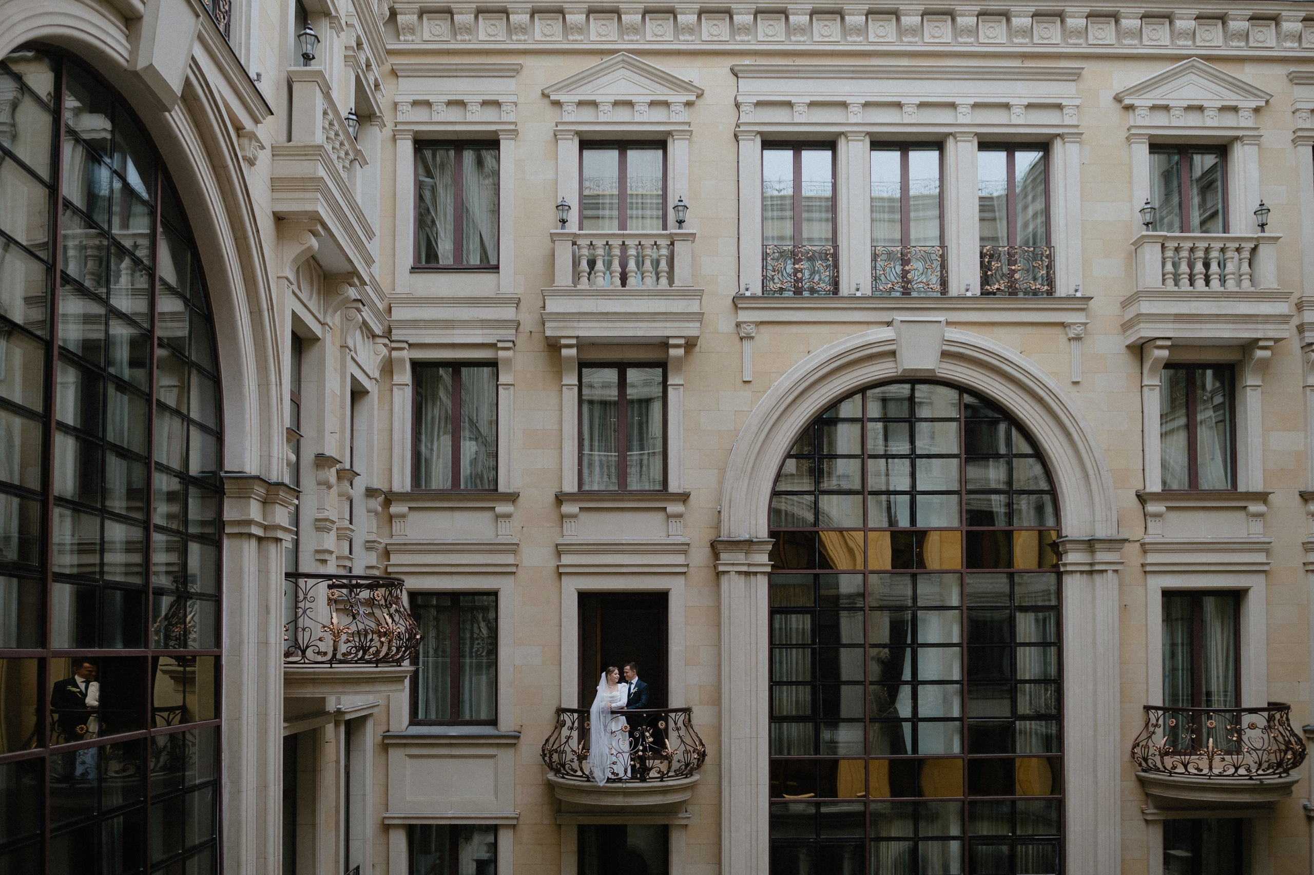 Свадебные сборы и фотосессия в отеле St. Regis. Свадебный фотограф Москва — Сергей и Татьяна