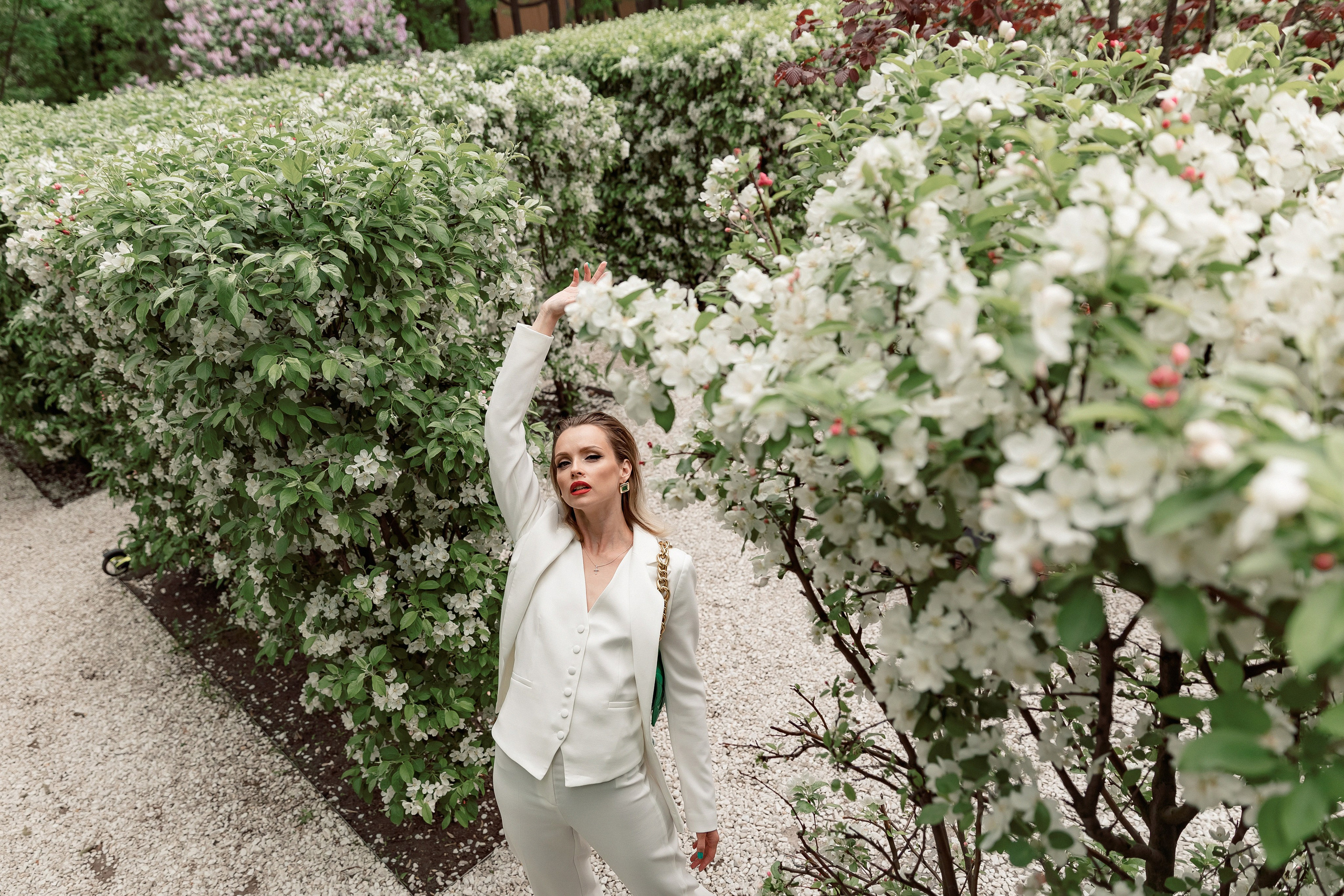 Портретная фотосессия Даши среди яблонь. Свадебный фотограф Москва