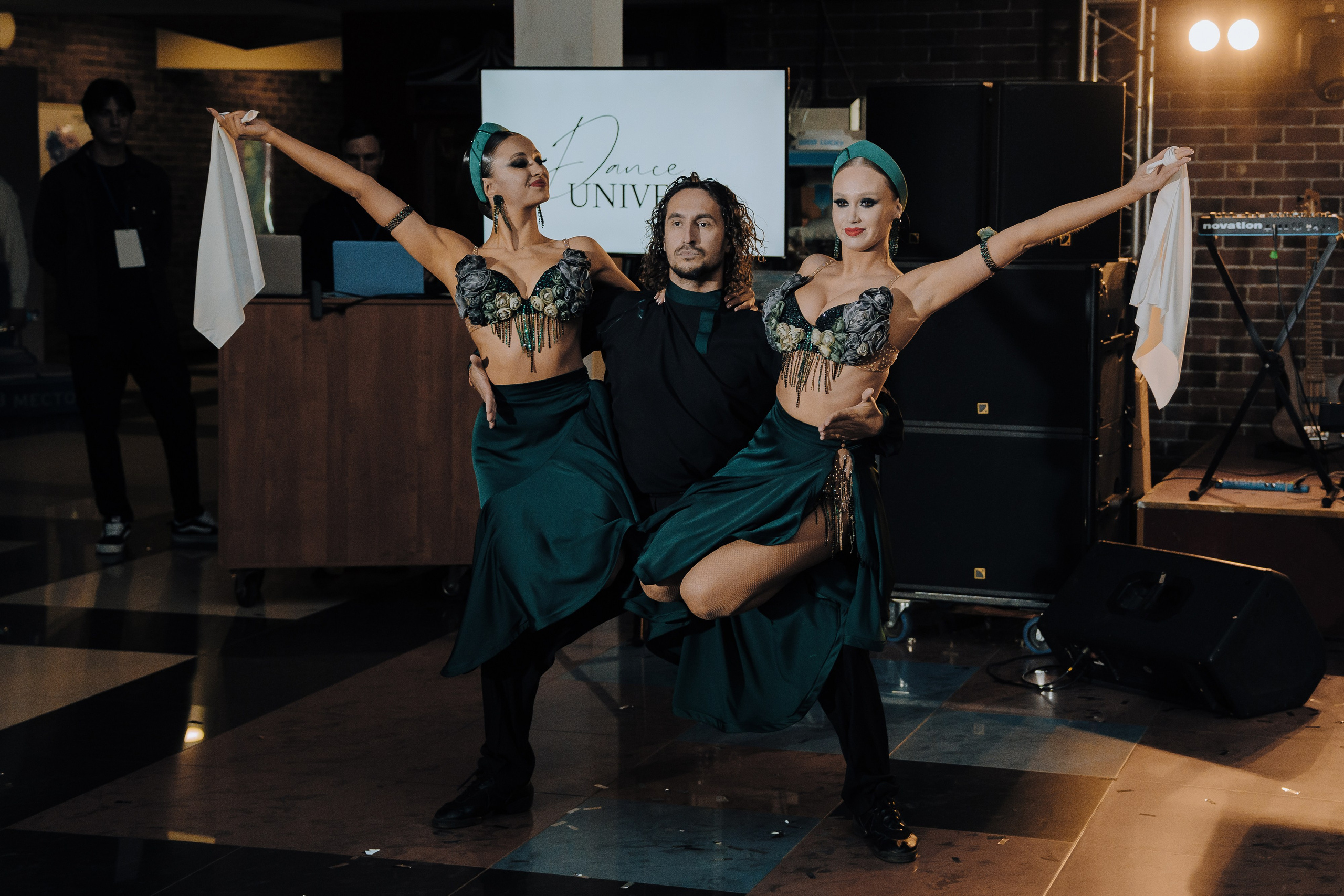 20 ЛЕТ МЕГАПОЛИС ЧЕЛЯБИНСК ХЕДЛАЙНЕР ЕЛКА. Репортажный фотограф Зуев Роман г. Челябинск