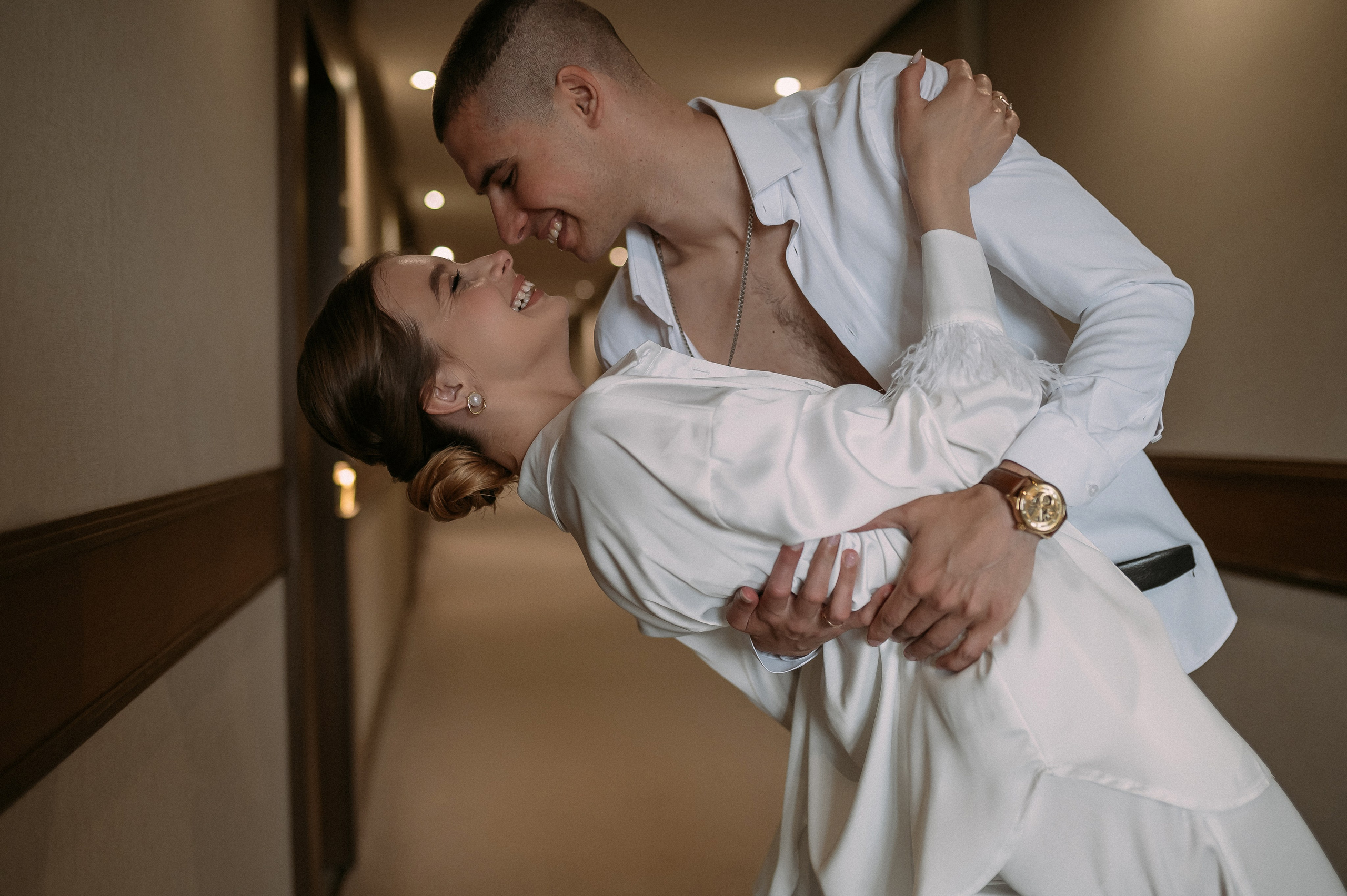 Свадебное утро и прогулка красивой яркой пары. Свадебный и семейный фотограф в Симферополе Дарья Маркова