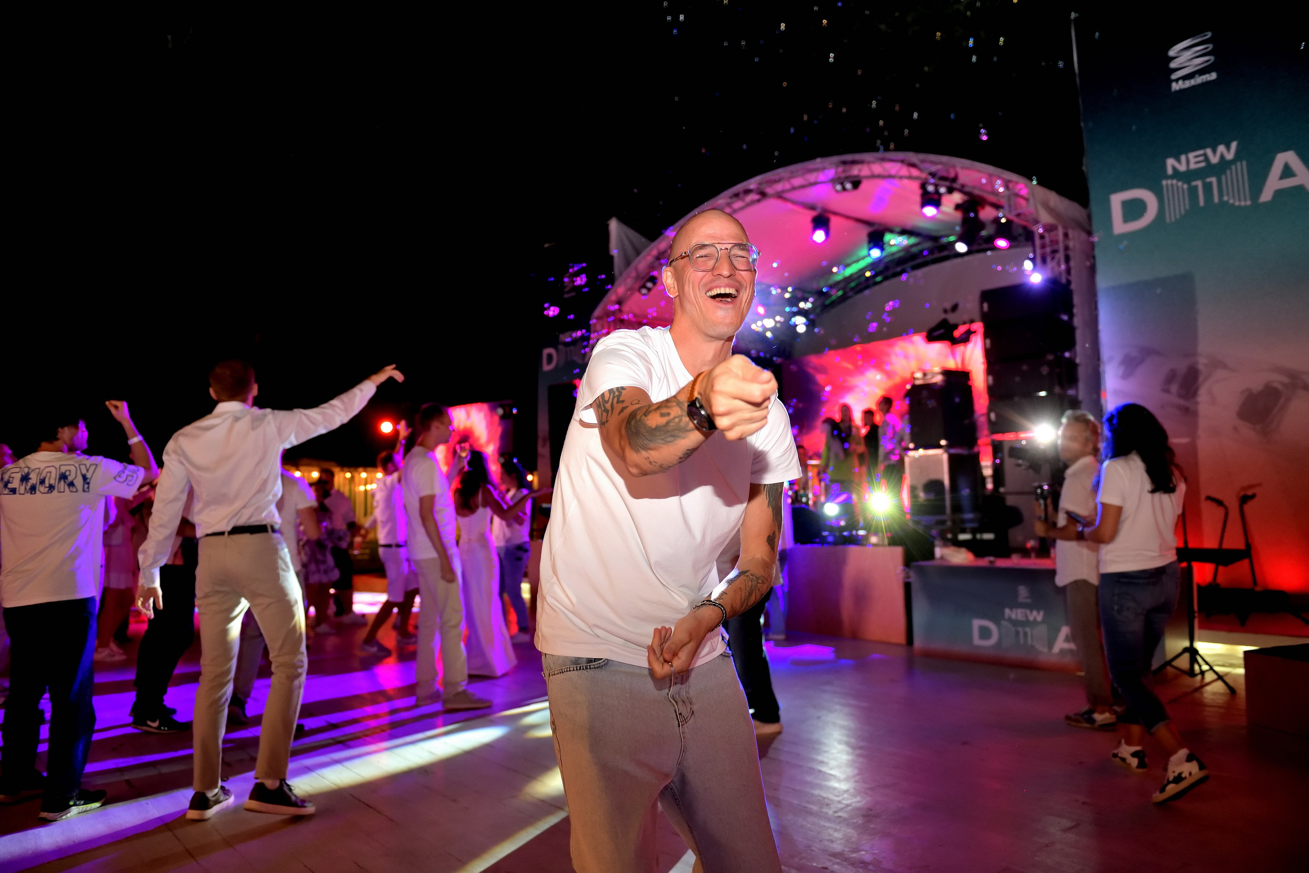 "Мужчина отжигает под музыку на летнем фестивале".