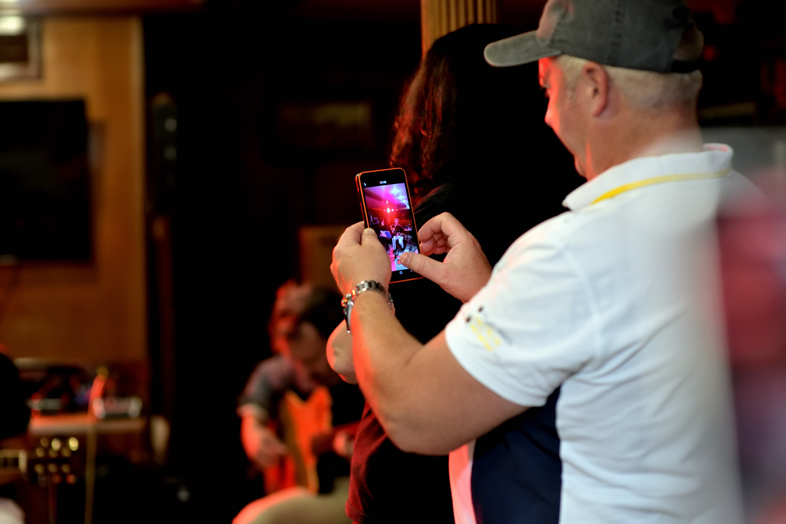 "Слушатель снимает концерт на мобильный телефон".