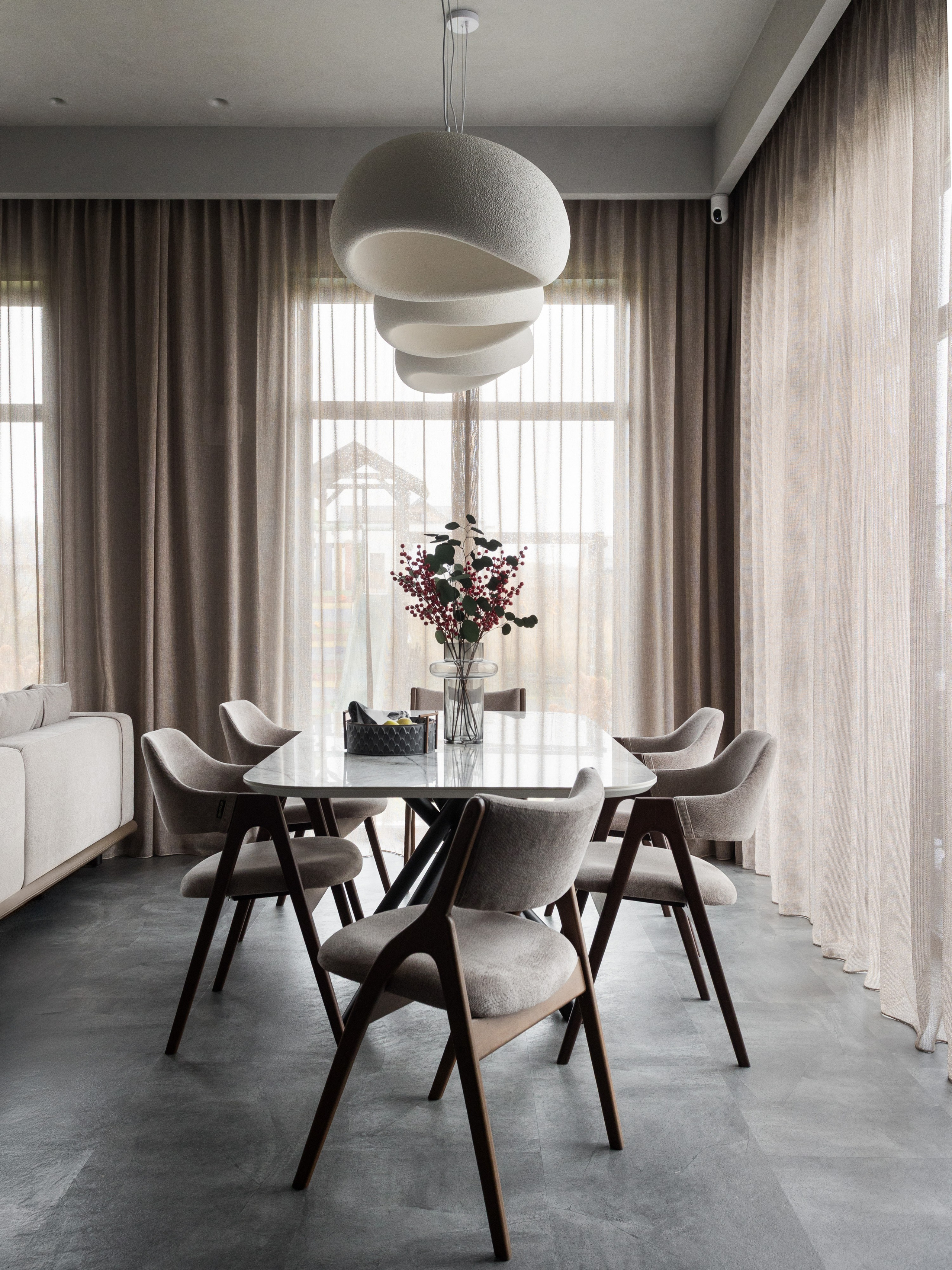 Стол на шесть персон с деревянными стульямиЫ