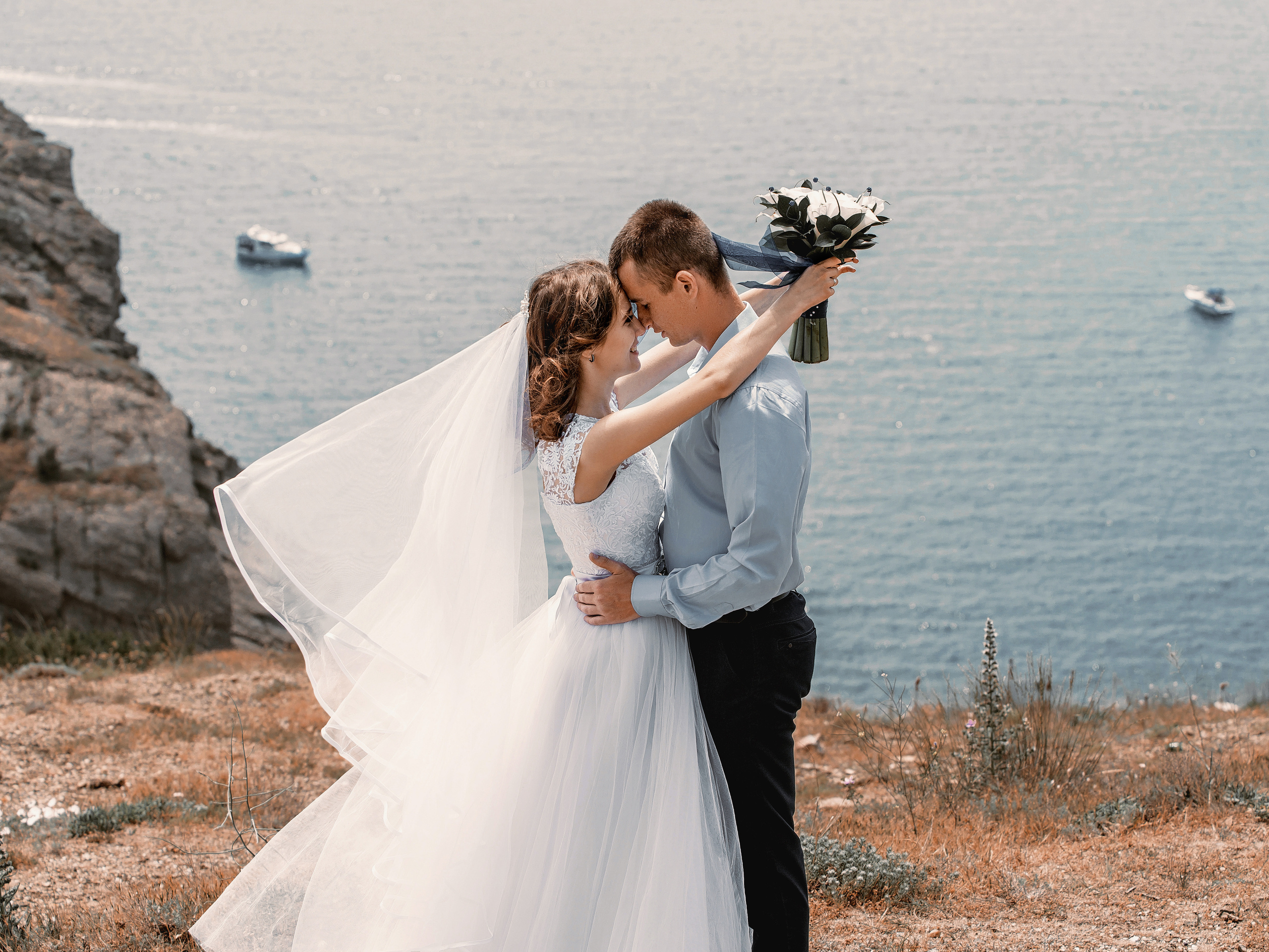 Жених и невеста после регистрации брака в Балаклаве над обрывом у моря - свадебная фотосессия от фотографа Александры. Подробности на сайте или просто напишите мне vib/wa/telegram +79788481042