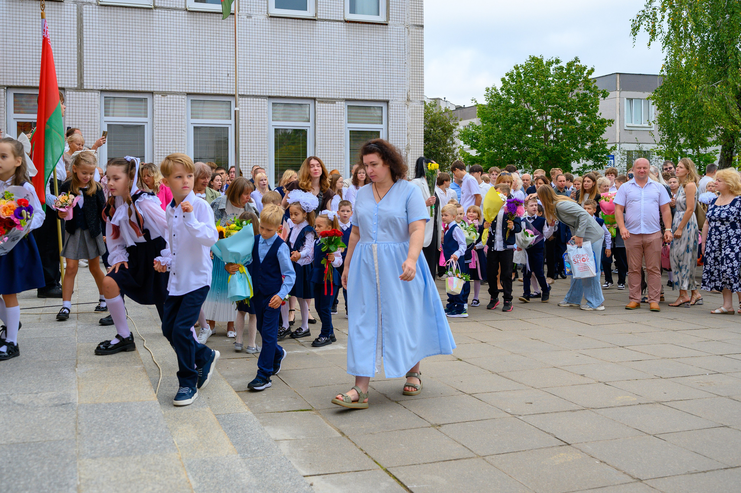 Вот звучит первый звонок, перед этим долгое приготовление к новому этапу в жизни, Яромир идет в школу. Фотоуслуги, услуги фотографа, фотографирование важных событий
