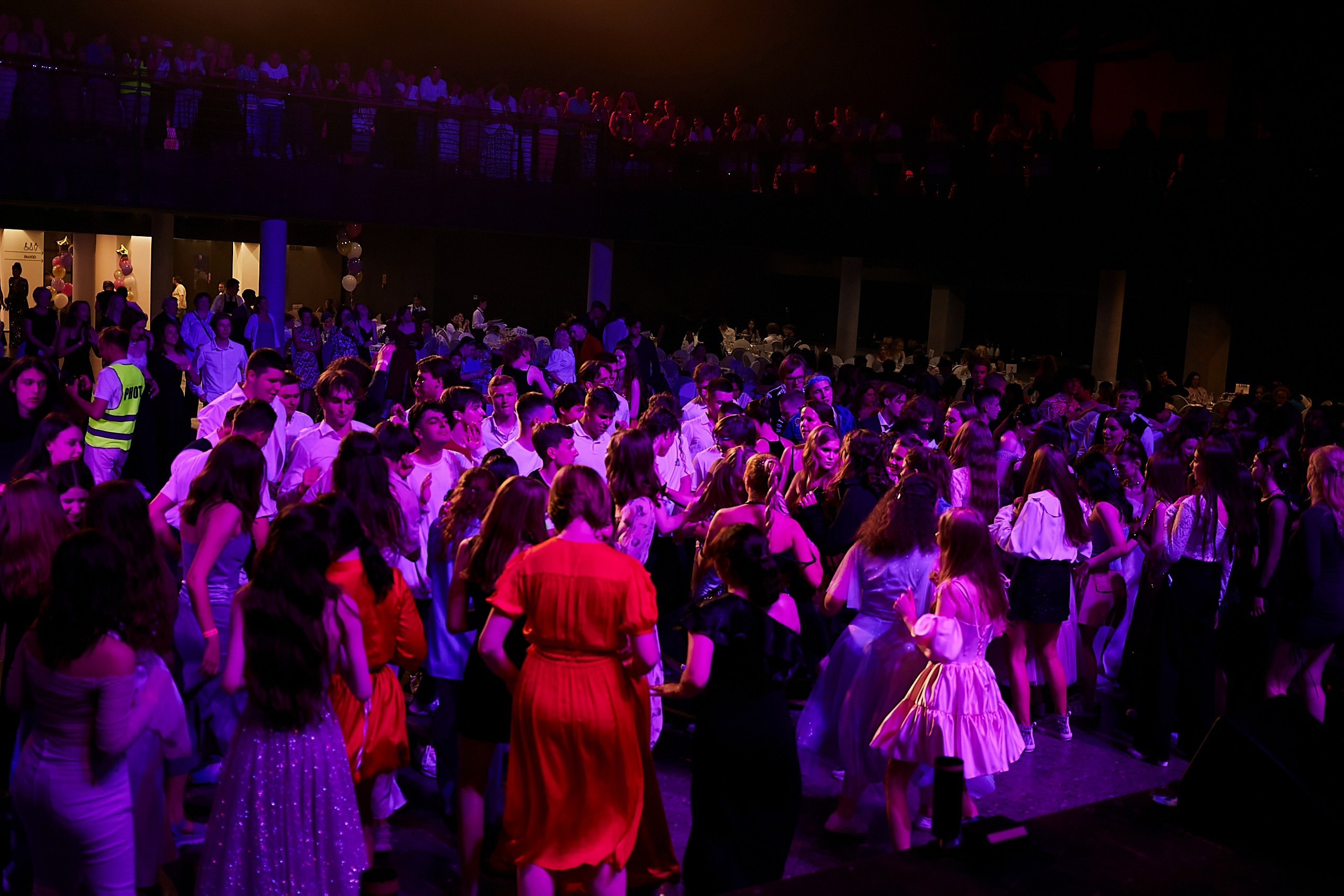 Выпускной 2024 концертный зал Академия ВТБ. Фотограф и Видеограф в Москве. Олег Корушев