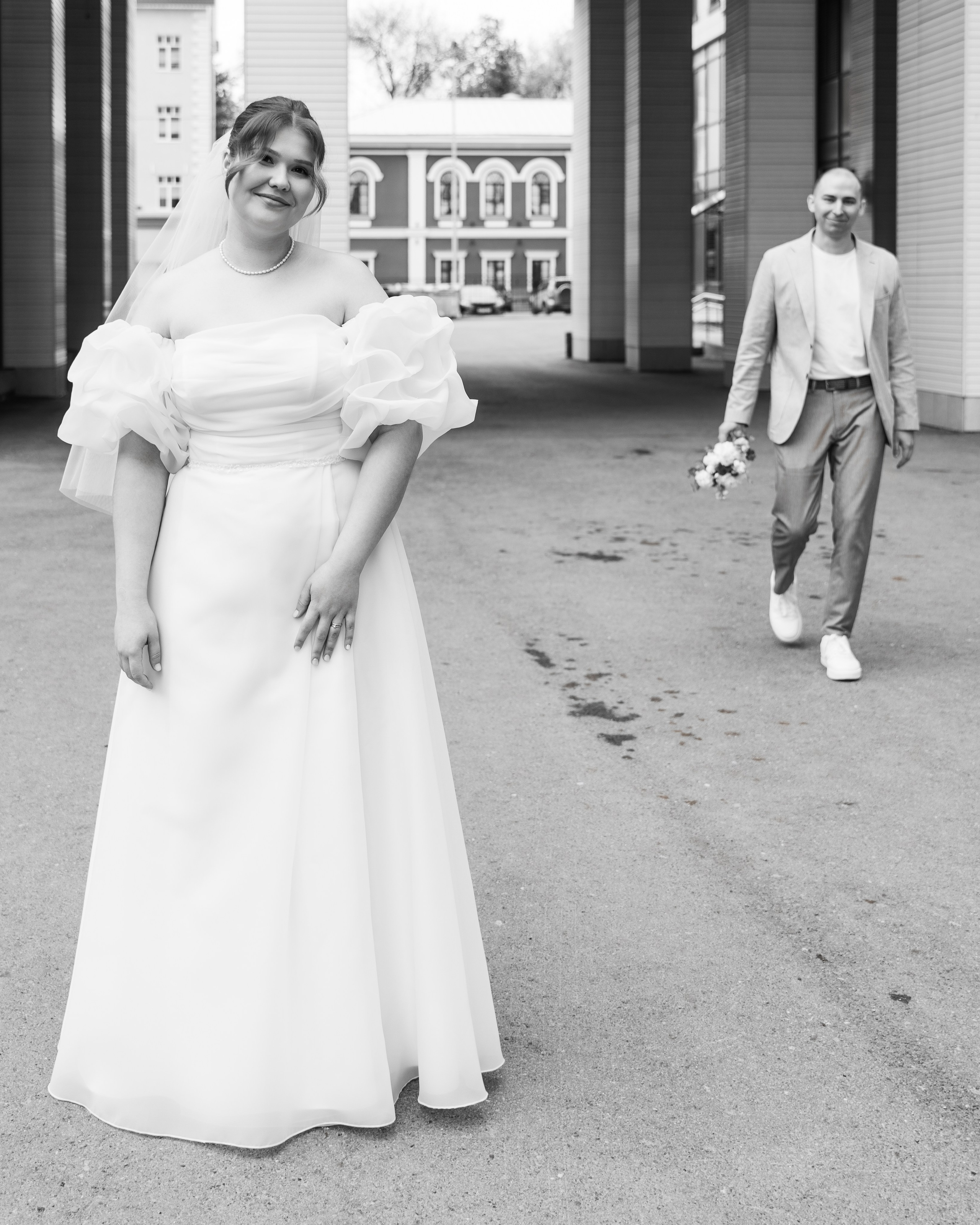 Свадебный фотограф в Уфе — Полина и Тимур на фоне городской архитектуры Республики Башкортостан