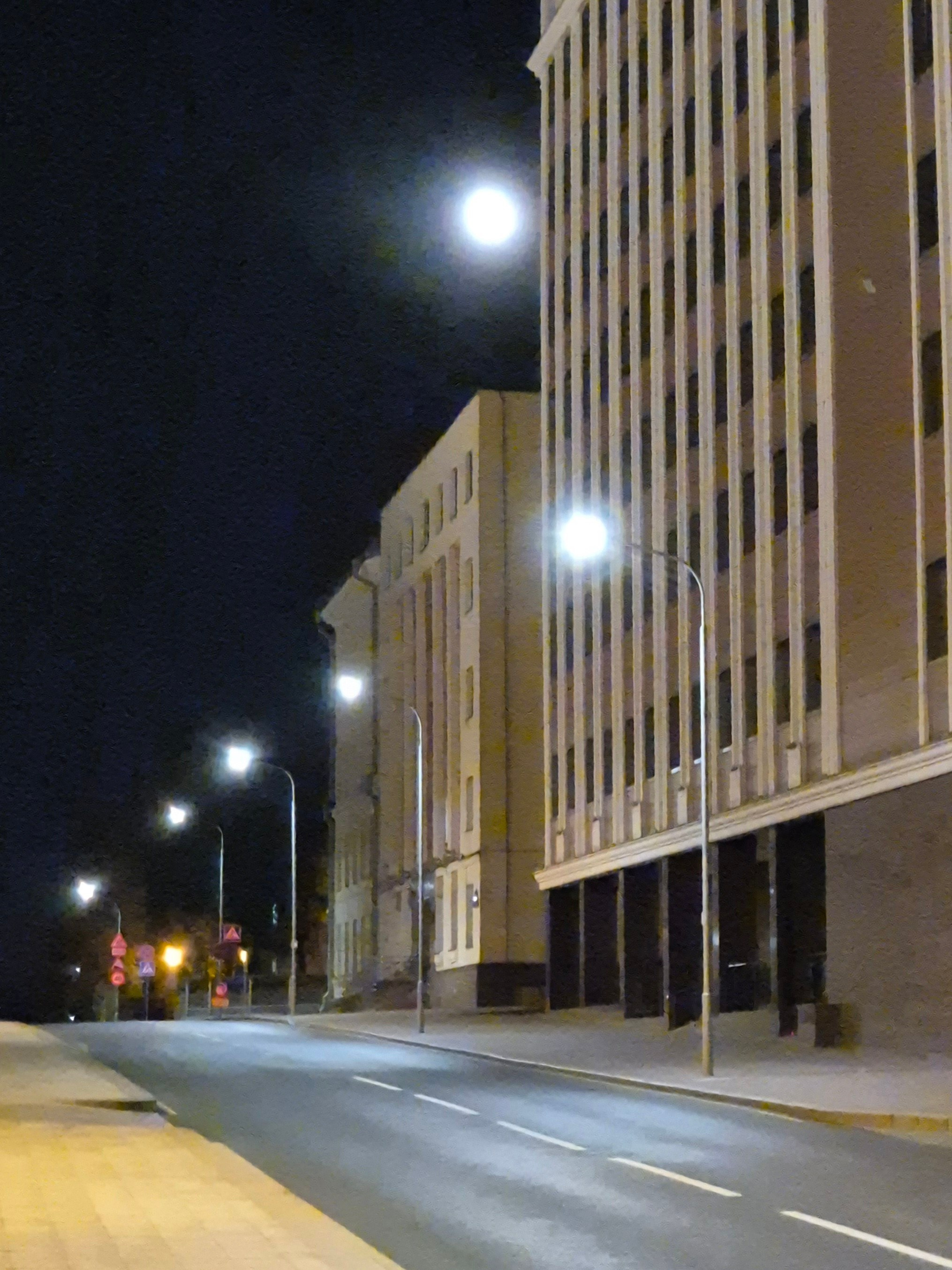 Луна маскируется под еще один фонарь