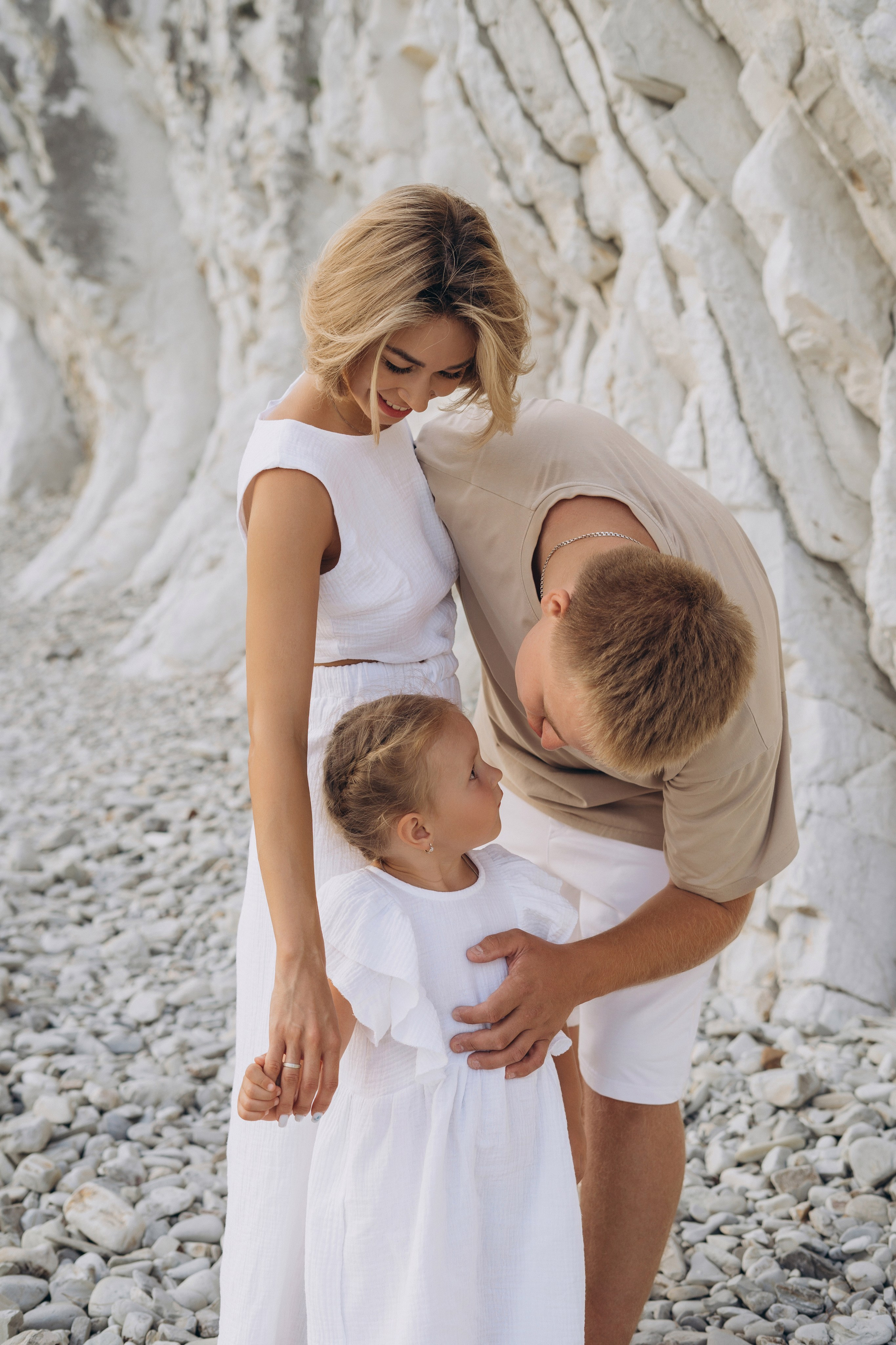 Джанхотские скалы в кадре: три поколения семьи вместе на фоне морской панорамы