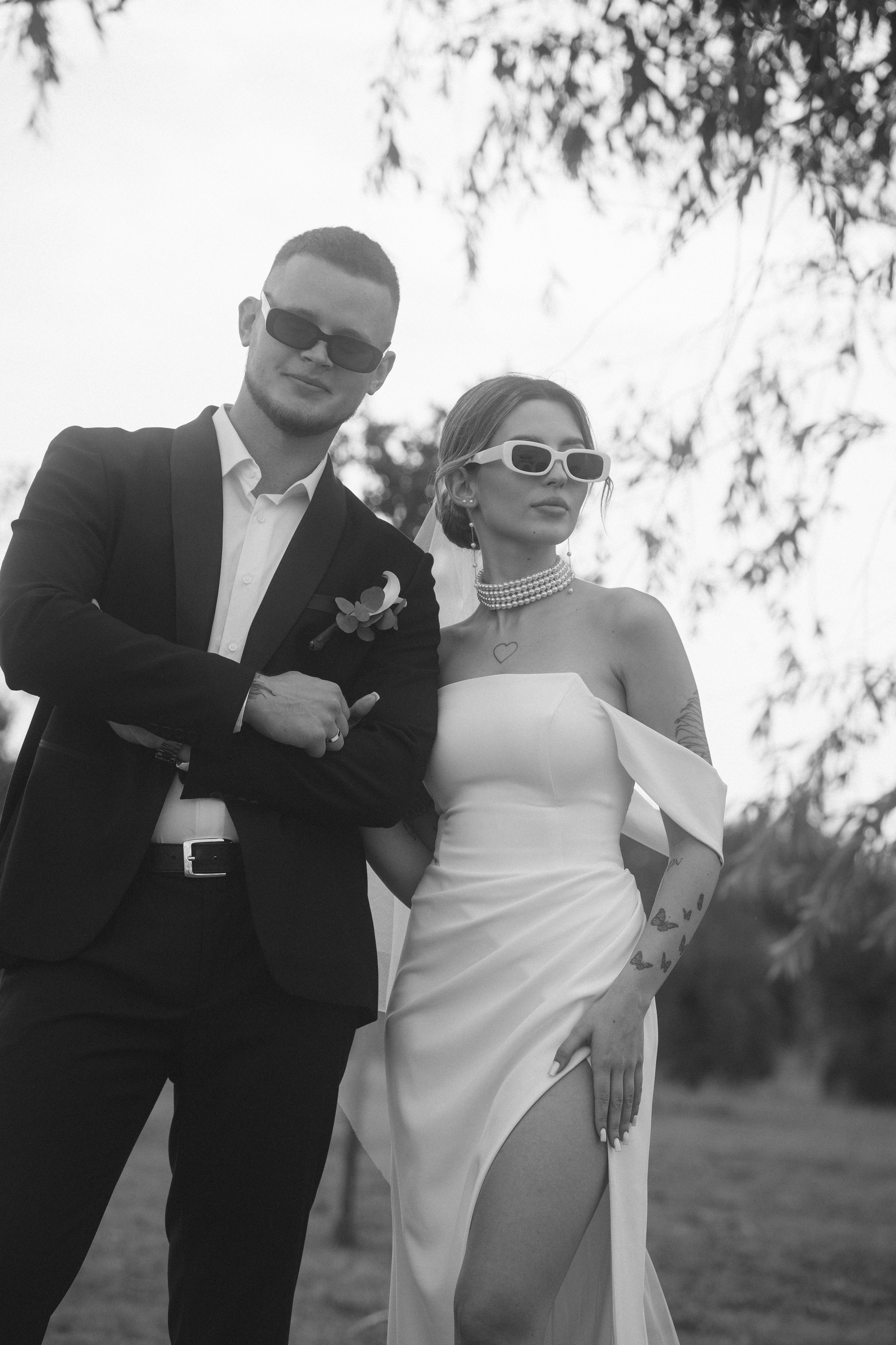 ЧБ фотография, молодожены в очках, свадебная фотография, сделанная в локациях Темрюка, поместье Голубицкое