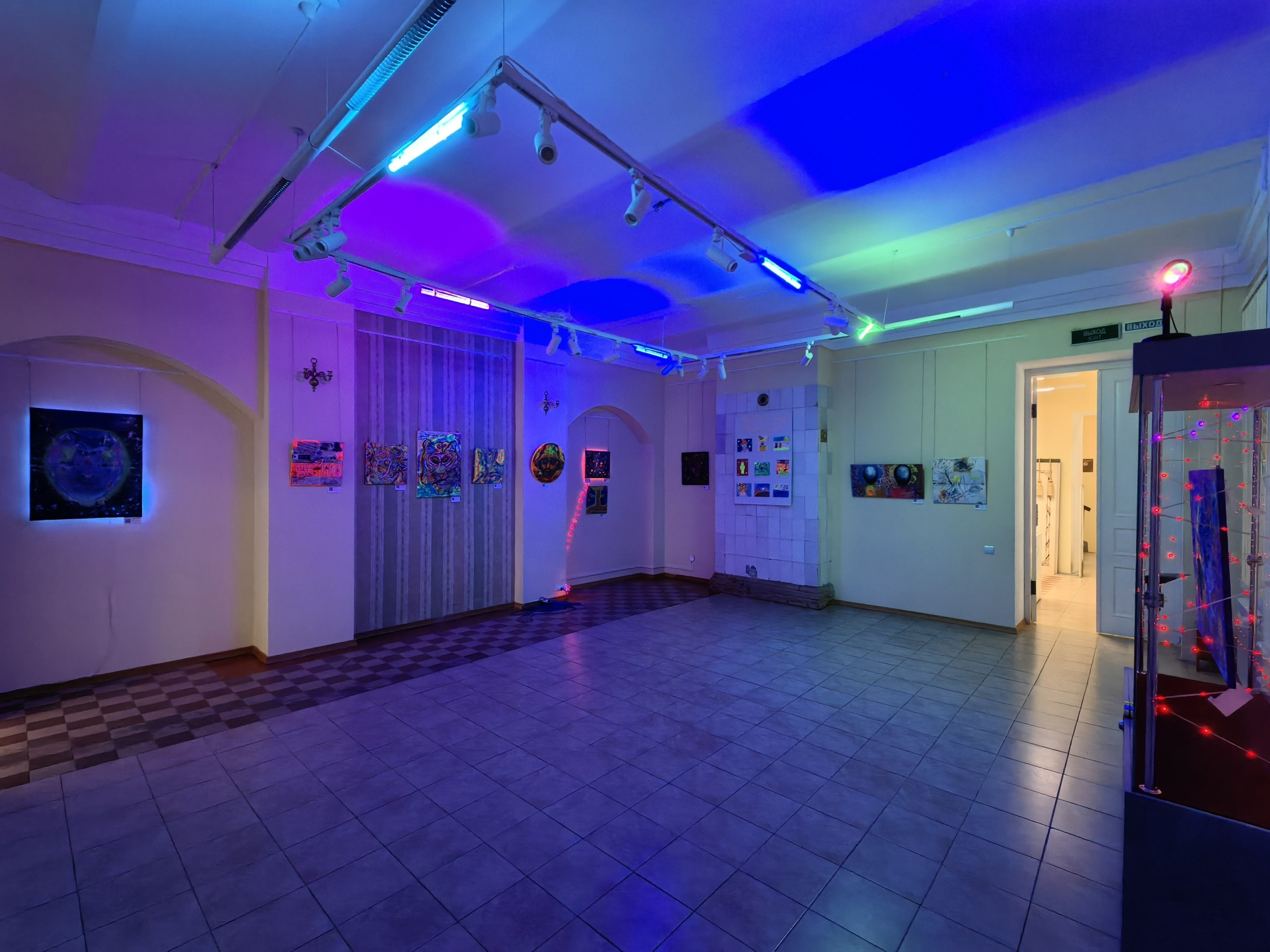 Выставка izteni, купить картину, картина в интерьер, абстракция, флуоресцент, картина с подсветкой, художник, картина в лофт, картина в ресторан, картина в бар, необычные картины, картина акрилом, картина подарок, оригинальный подарок, оригинальная картина, дизайн интерьера картина, izteni, современная живопись, музей картина, подарок на день рождения, подарок на новый год, сюрреализм, смешанная техника, экспериментальная живопись, картина с подсветкой, ультрафиолет картина, современное искусство  