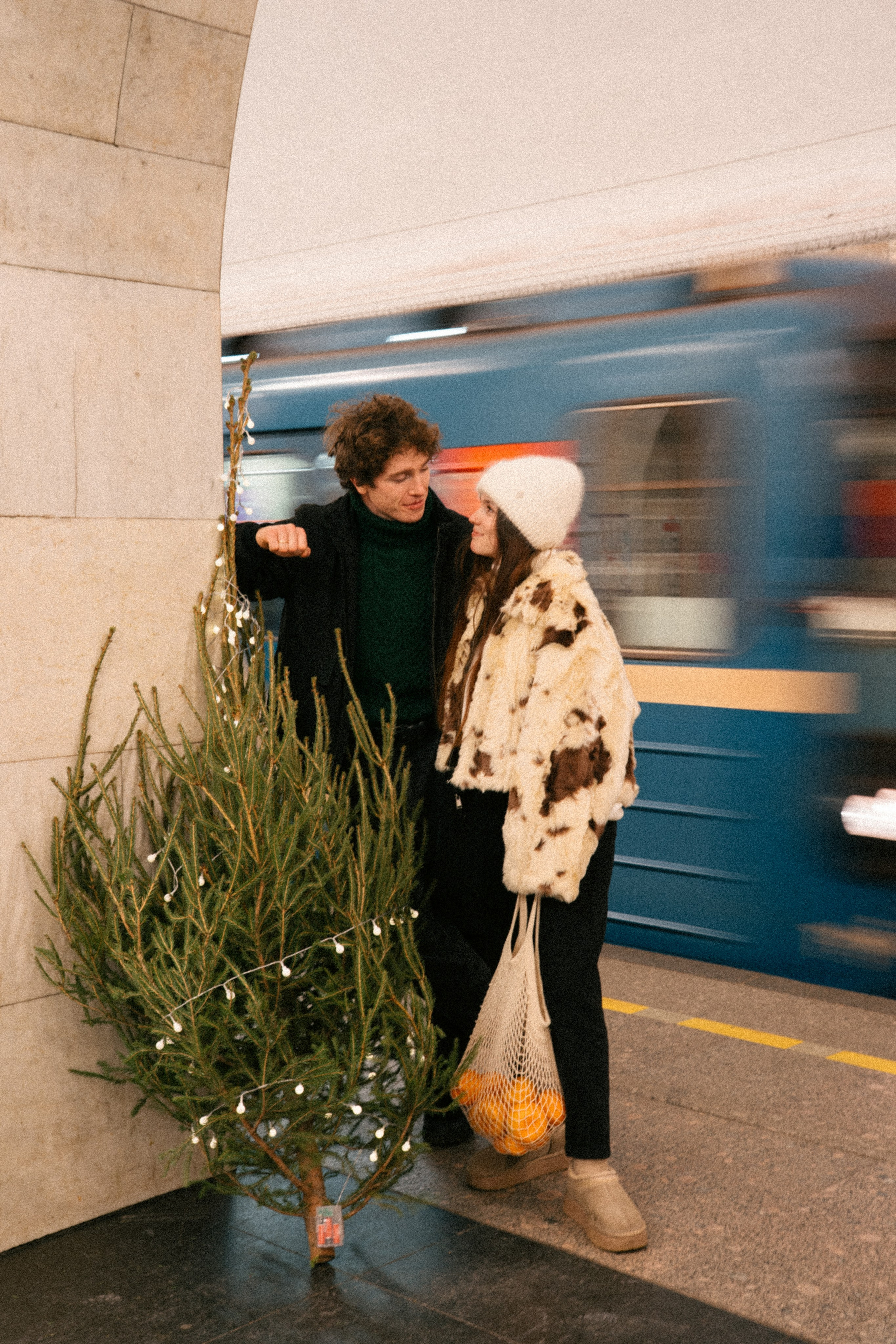 НОВОГОДНЯЯ ПРОГУЛКА ПАРЫ ПО ЧЕРНЫШЕВСКОЙ ПЕРЕД НОВЫМ ГОДОМ. Профессиональный фотограф, Санкт-Петербург — Виктория Богомолова