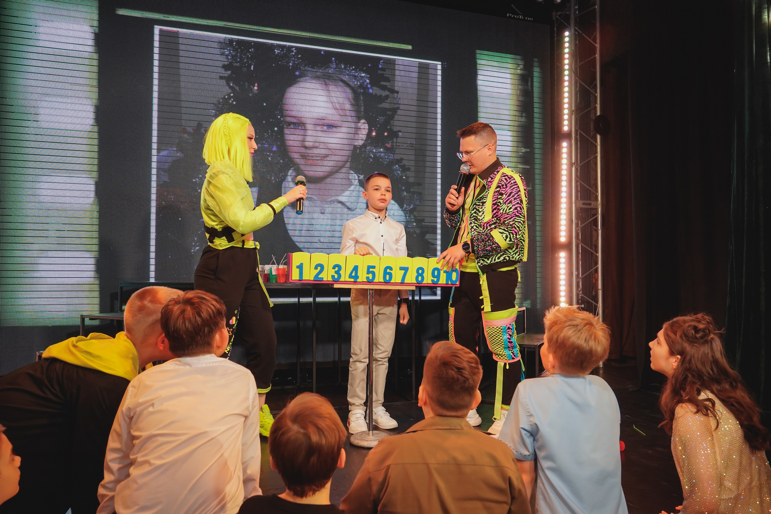 Выпускной. Занимаюсь профессиональной фотографией и живу рядом с Байкалом. Работаю в разных жанрах