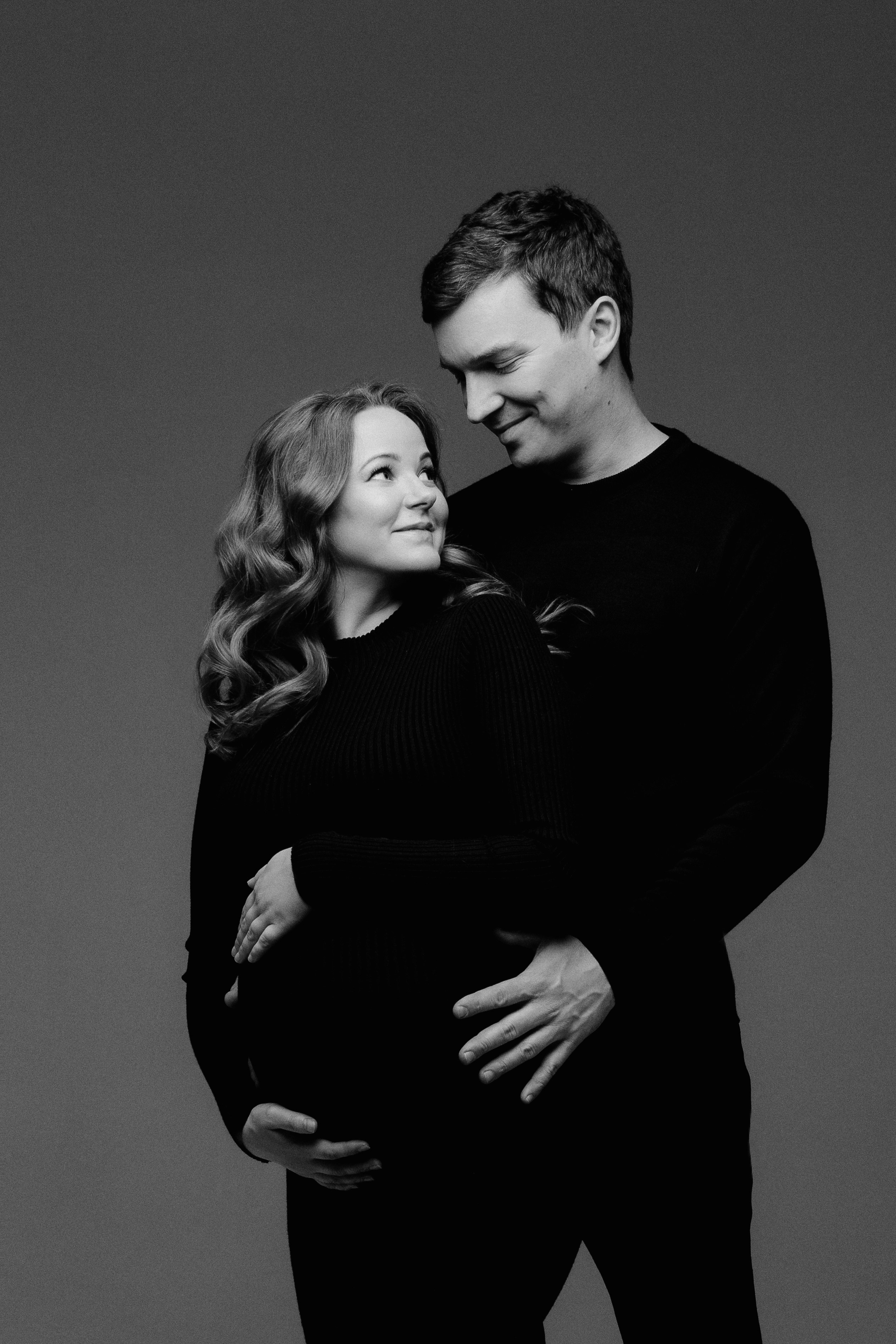 Катя, Рома и Ваня. Семейная фотосессия на циклораме чб. Фотограф в Москве Ольга Сатони