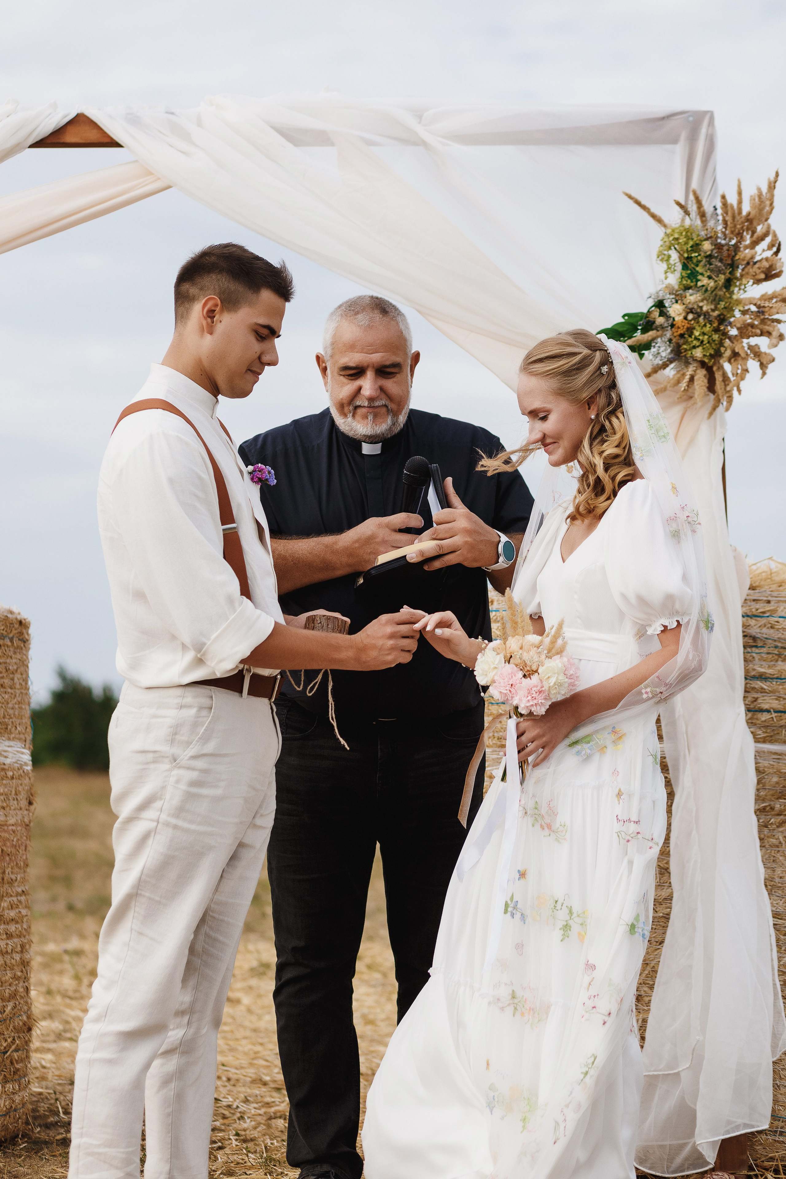 Молодожёны Иван и Полина обмениваются кольцами на выездной церемонии в поле — фотограф Таганрог