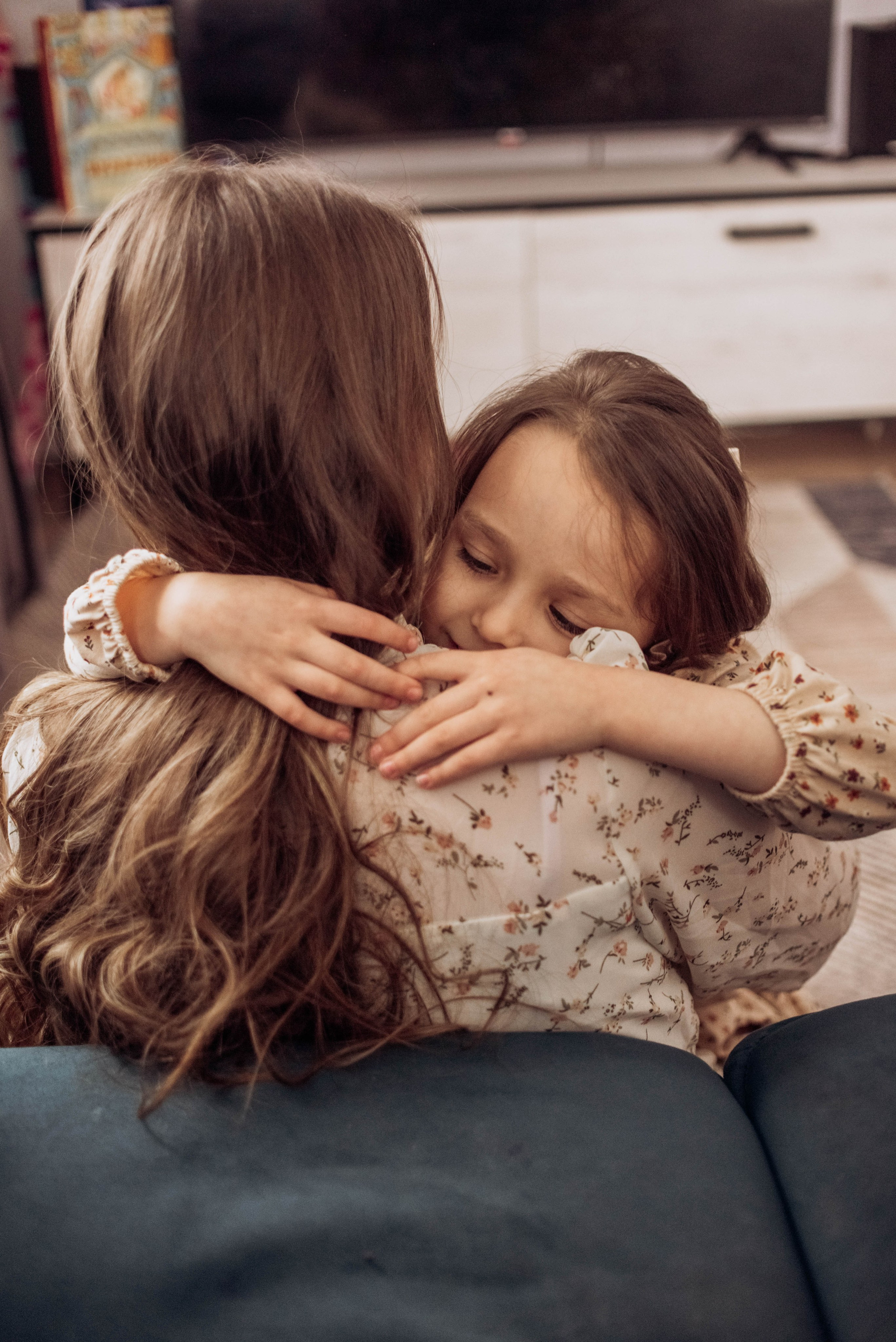 Домашняя фотосессия для мамы и дочек, с цветами, весной, к 8 марта. Семейный фотограф в Железнодорожном Масаева Елена
