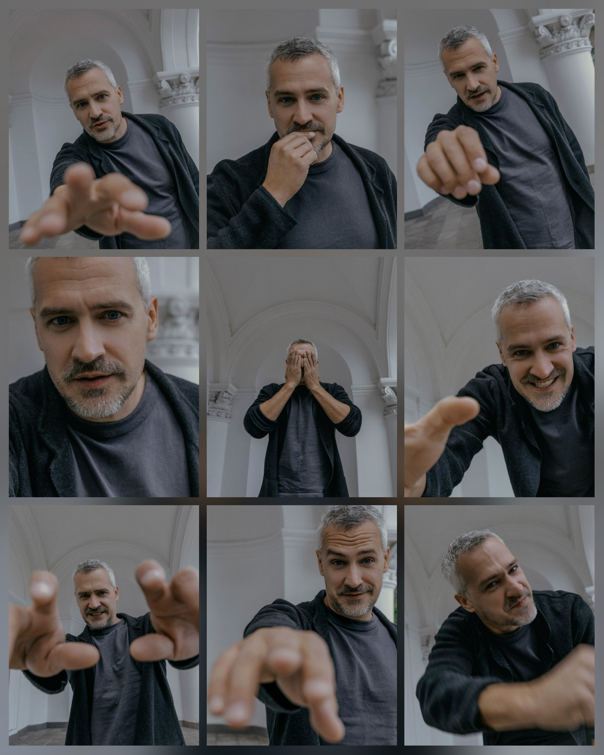 мужчина тянется руками в камеру, улыбается