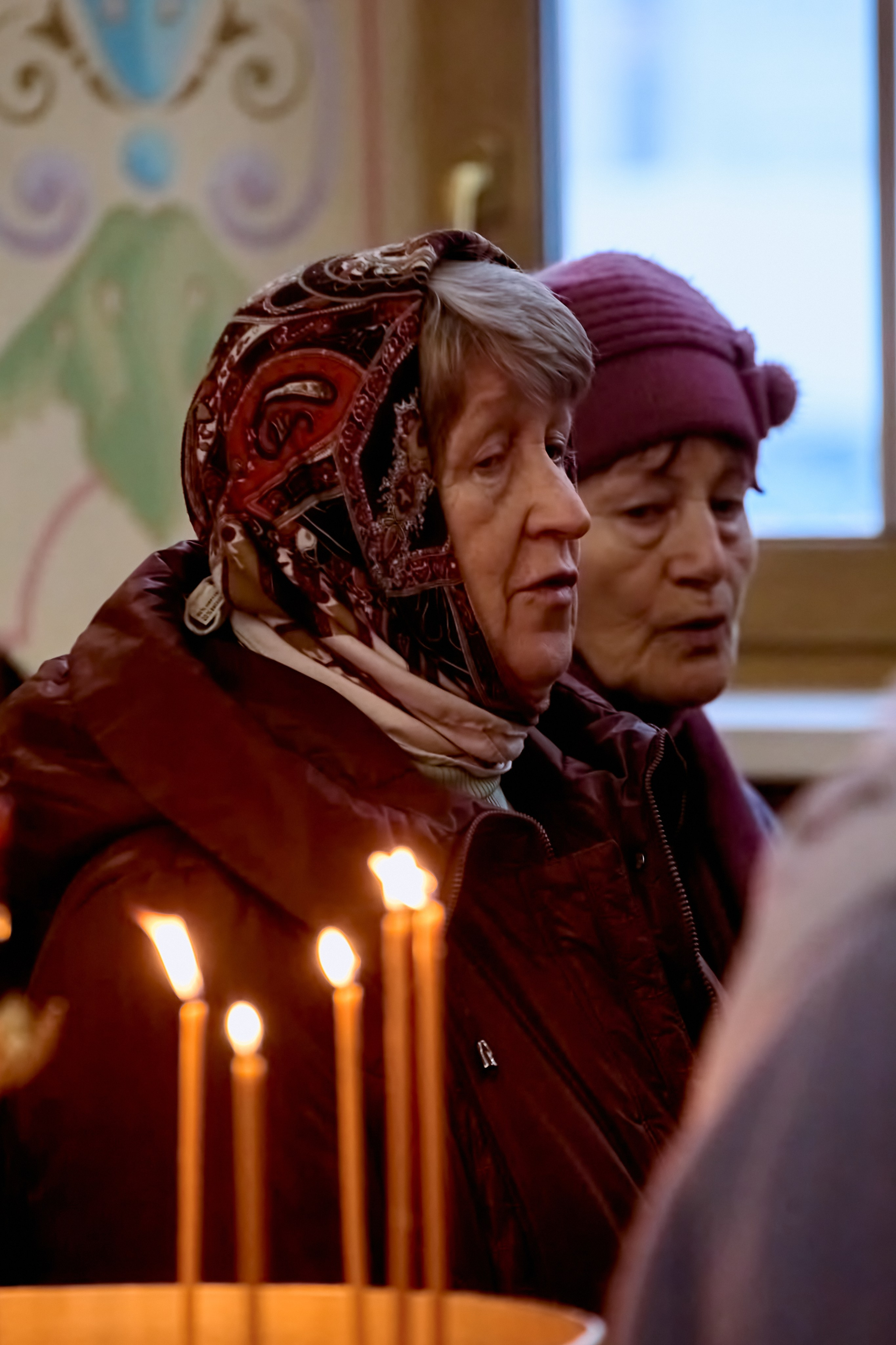 Свечи в храме портрет прихожанки на празднике