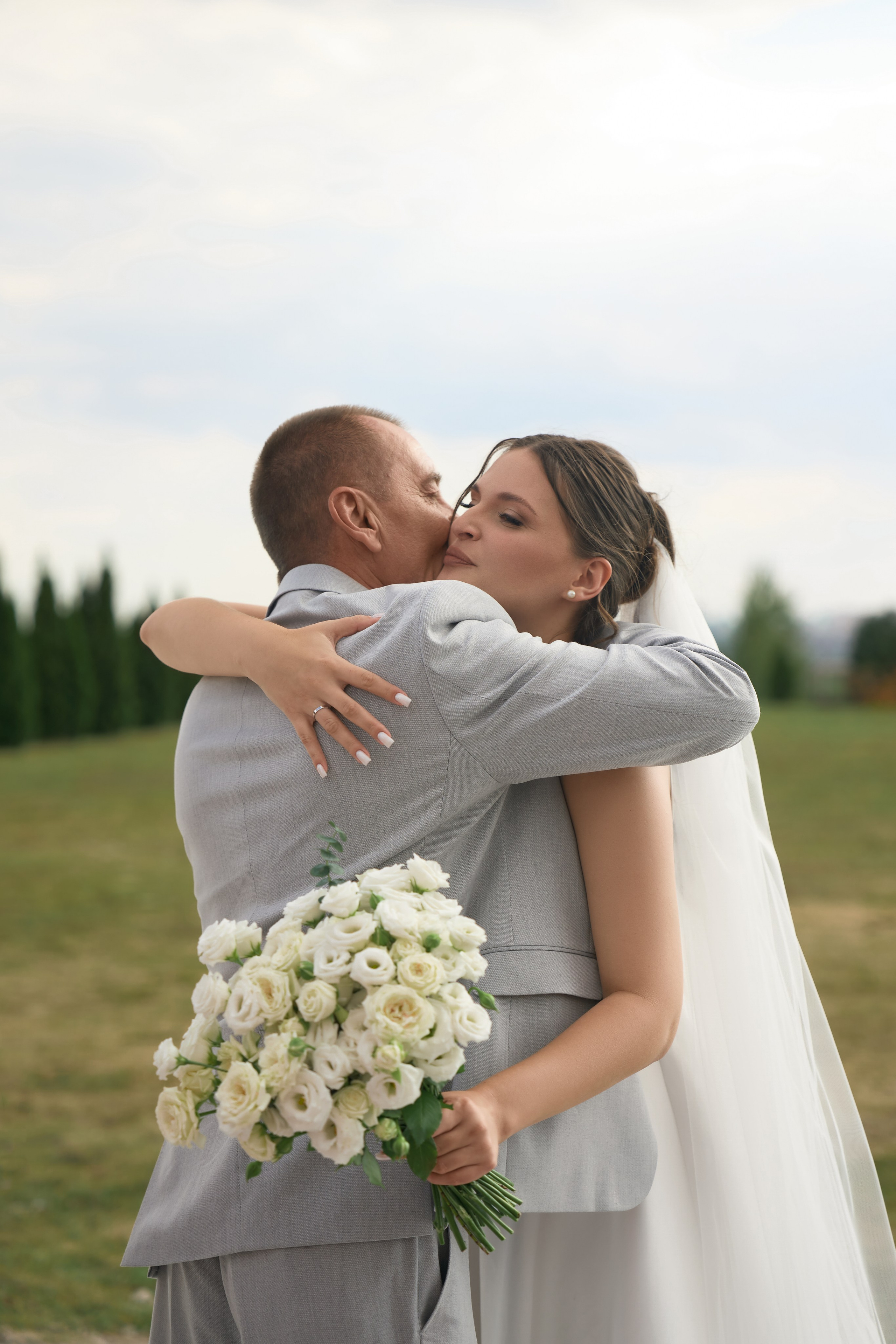 Свадебная фотосессия в «Гермесе» с белым моно-декором. Свадебный и коммерческий фотограф |Саратов Москва|