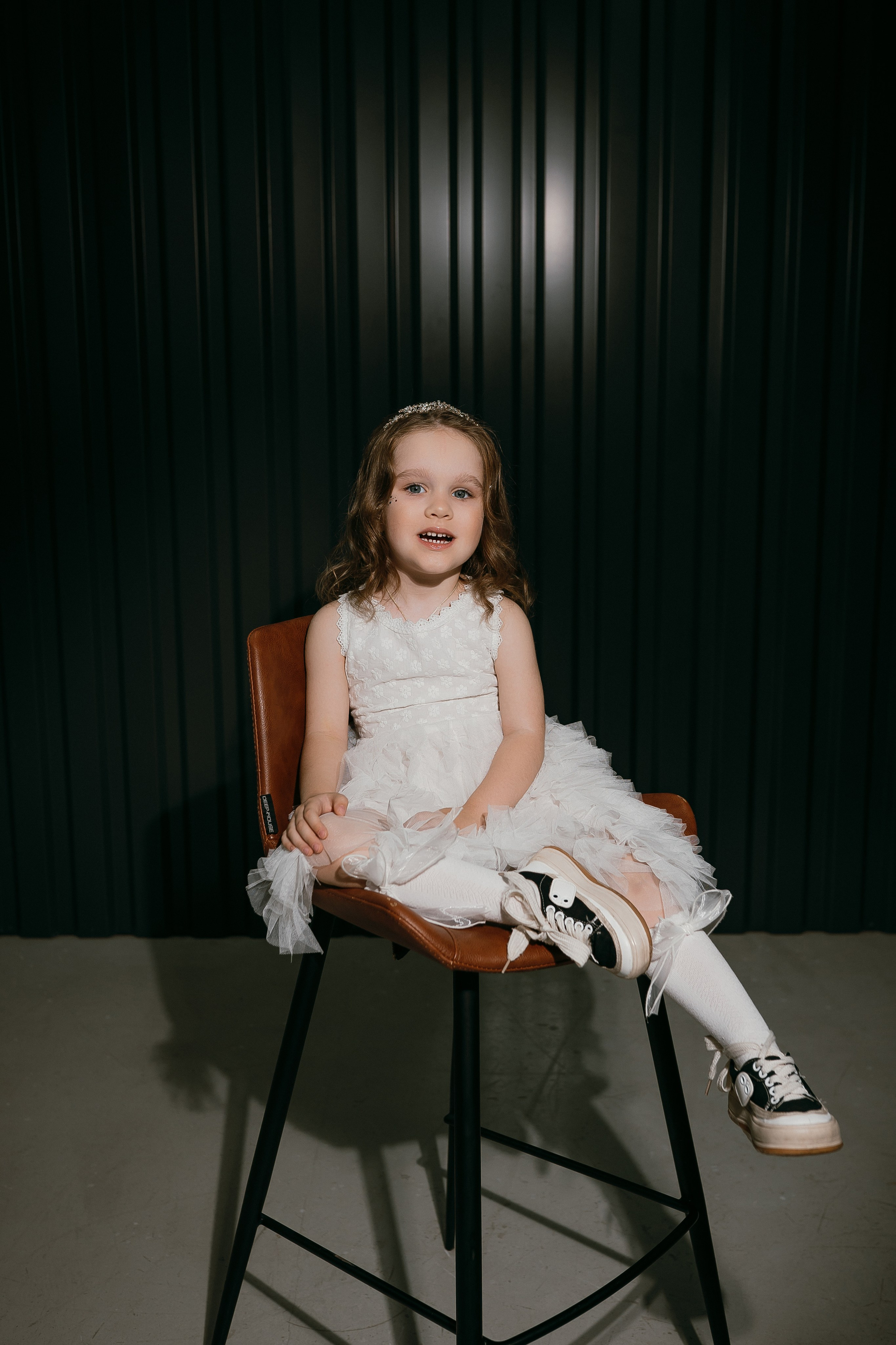 Фотосессия для девочки в платье. Фотограф Ким Наталья в Красноярске